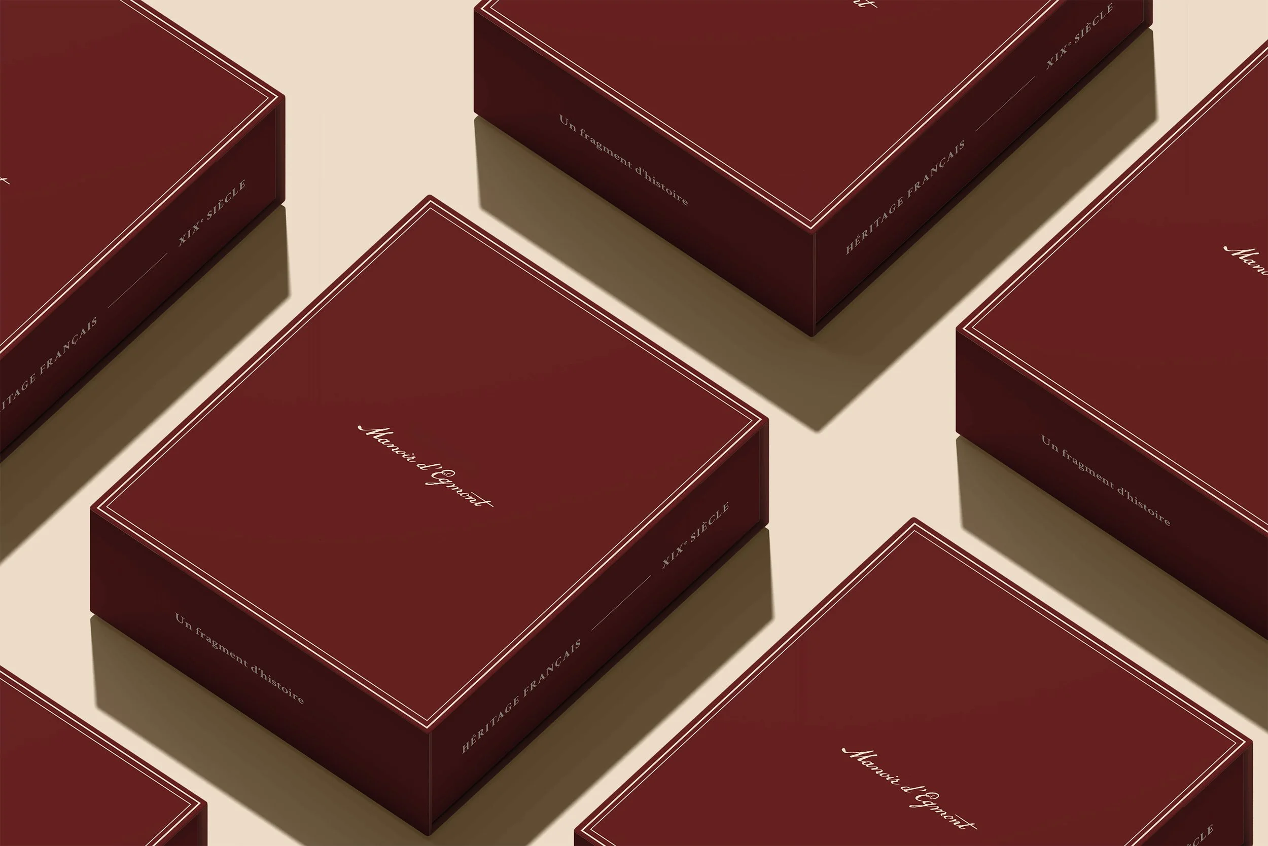Coffrets en boîte rouge sombre avec inscriptions blanches, visibles en haut, en bas et sur les côtés, avec le texte 'Heritage français' et 'Un fragment d'histoire'.