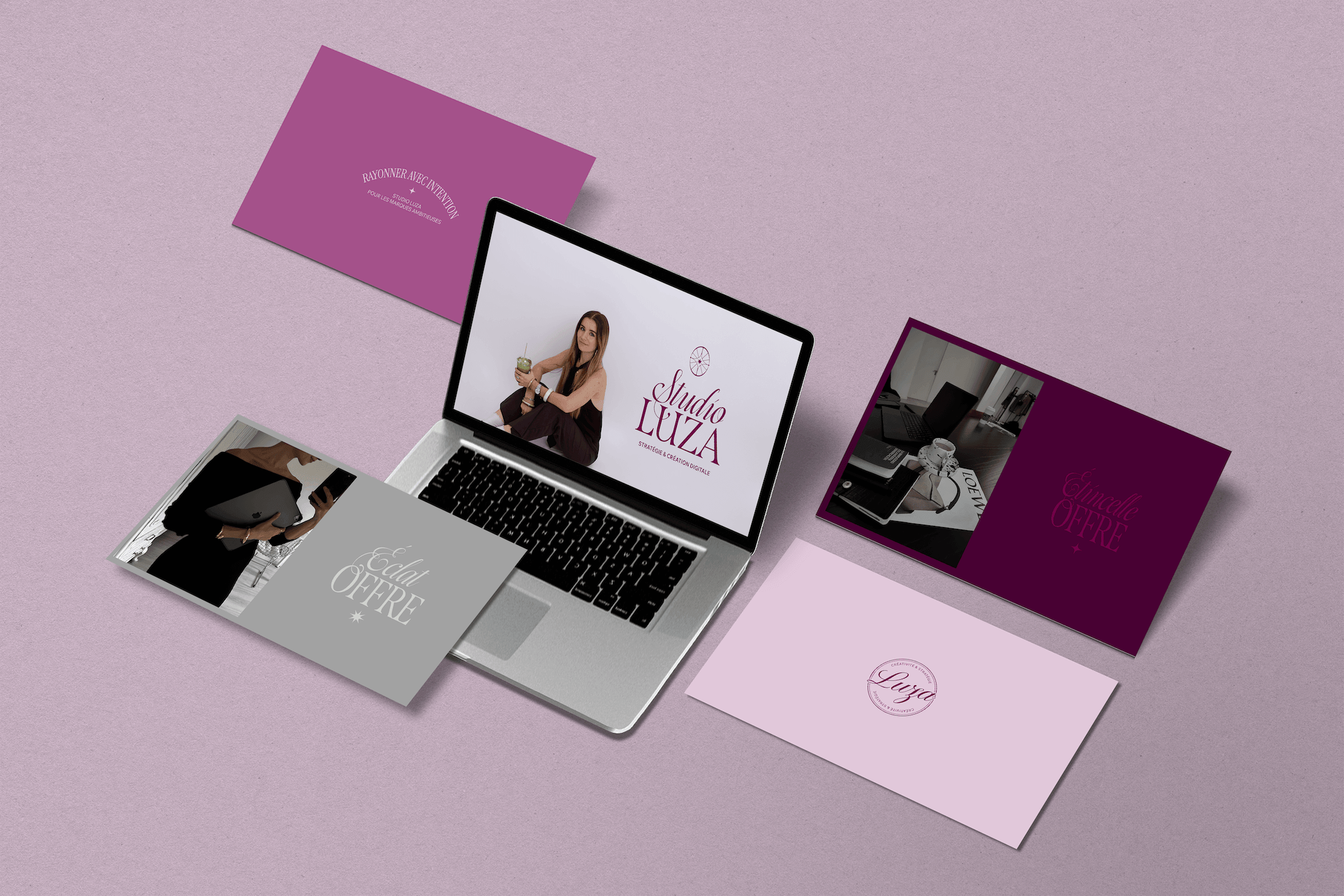 Une image montrant un ordinateur portable avec une jeune femme accrocheuse sur l'écran, entourée de diverses cartes de visite ou flyers aux couleurs rose, violet, gris et noir, avec des textes marketing et des images liées à une expérience créative et digitale.