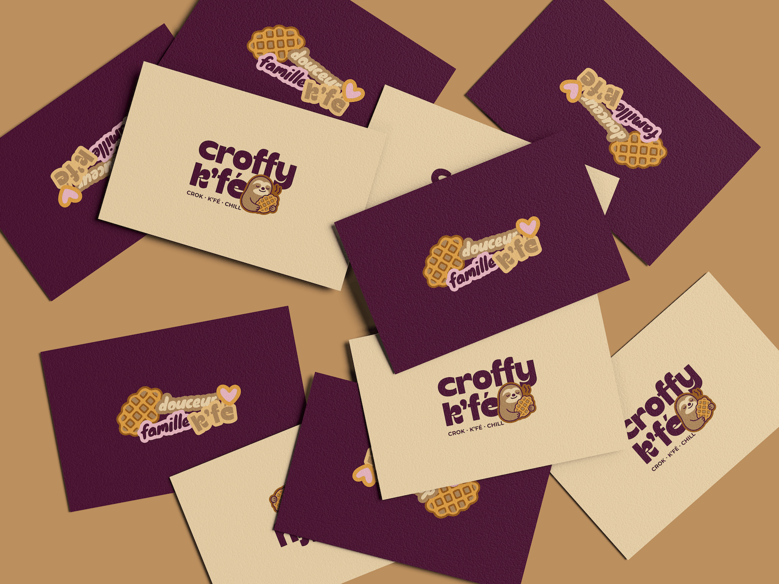 Multiple cartes de visite avec un logo de croissant, le texte "doux famille k'fée", et un hérisson tenant une gaufre, sur un fond marron et violet.