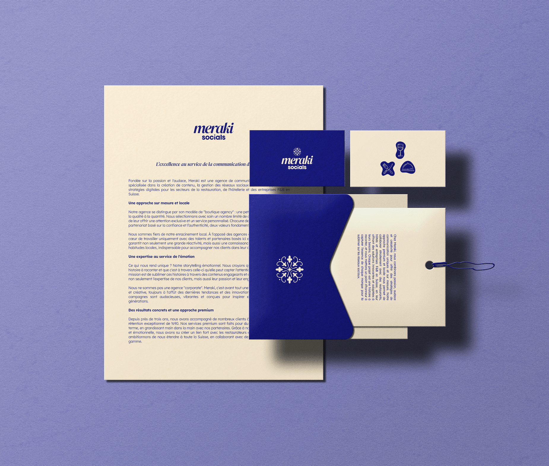 Le matériel de communication de l'agence Meraki Social, comprenant un document, un badge, et des éléments graphiques, présenté sur un fond violet.