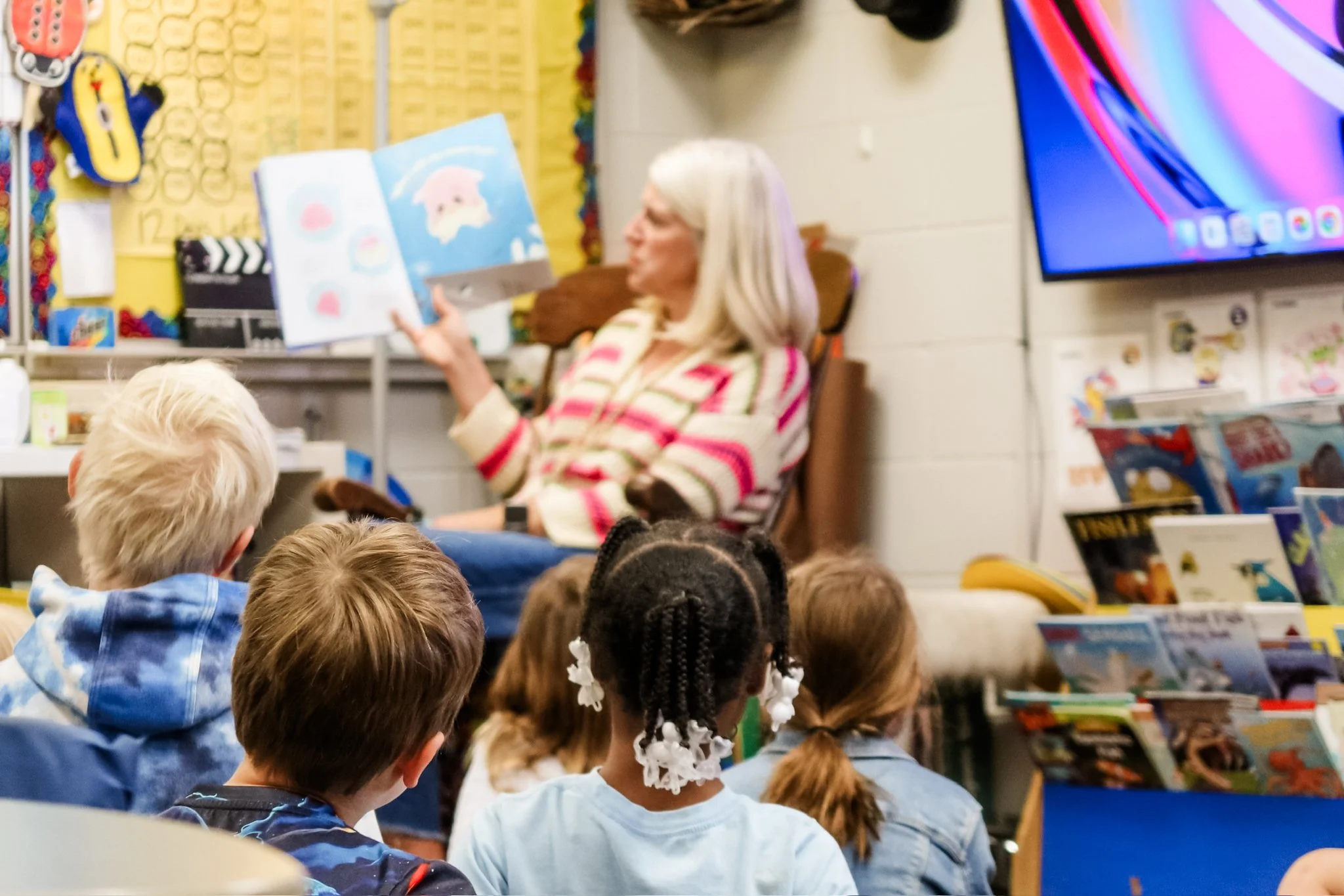jill-borg-reading-to-kindergarten-class.jpg