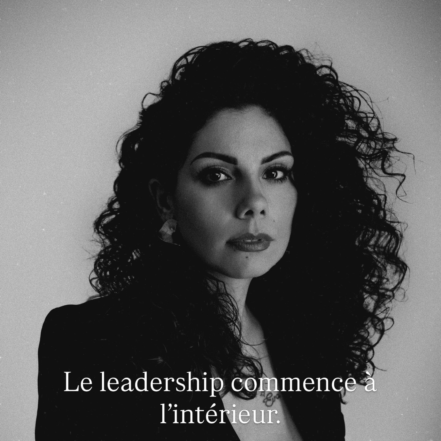 On parle de strat&eacute;gie.
De performance.
De r&eacute;sultats.

Mais on parle rarement
du syst&egrave;me nerveux de celles qui portent tout.

Pendant des ann&eacute;es,
j&rsquo;ai pris soin des femmes avec mes propres mains.

J&rsquo;ai senti les