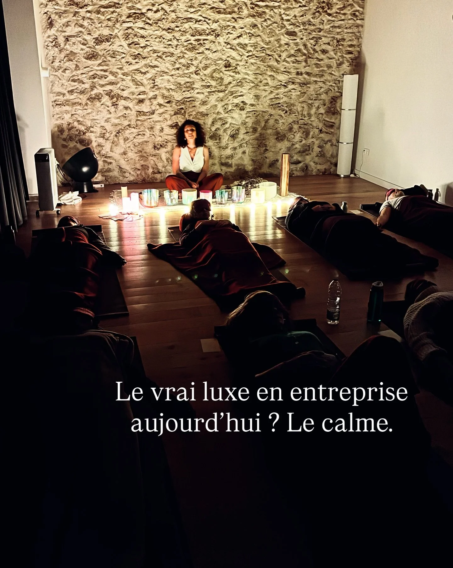 Un Bain Sonore en entreprise n&rsquo;est pas une simple pause.

C&rsquo;est un levier strat&eacute;gique.

Concr&egrave;tement, il permet :

&bull; Une diminution du stress physiologique
&bull; Une am&eacute;lioration de la concentration
&bull; Une m