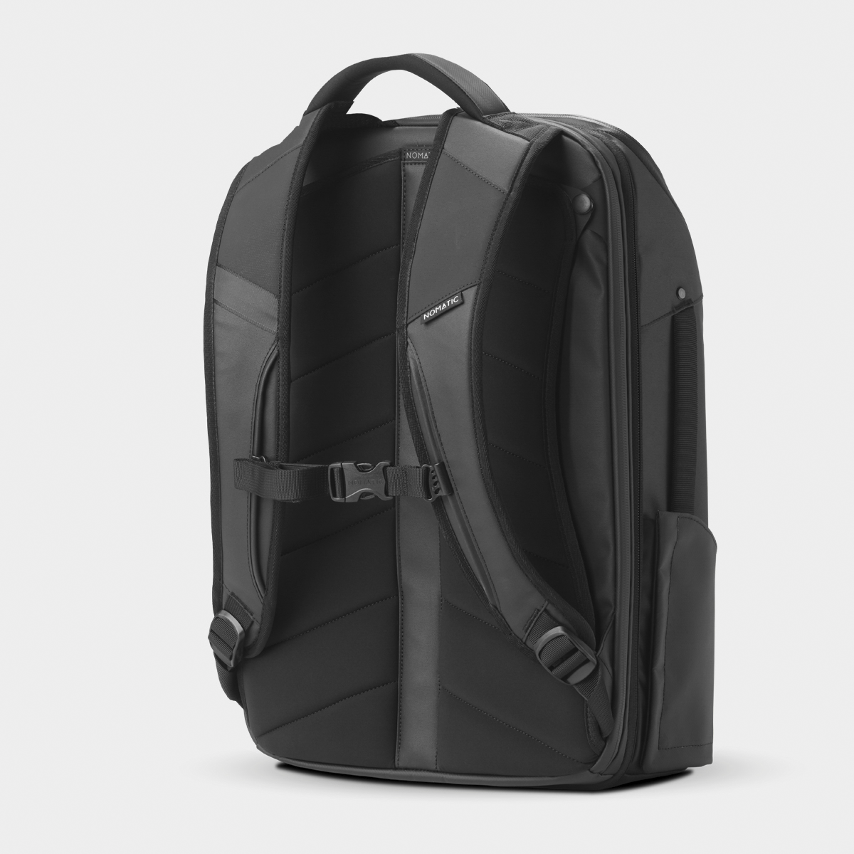 TRPK30-BLK-02_TravelPack20L_Nomatic_AngleBack.png
