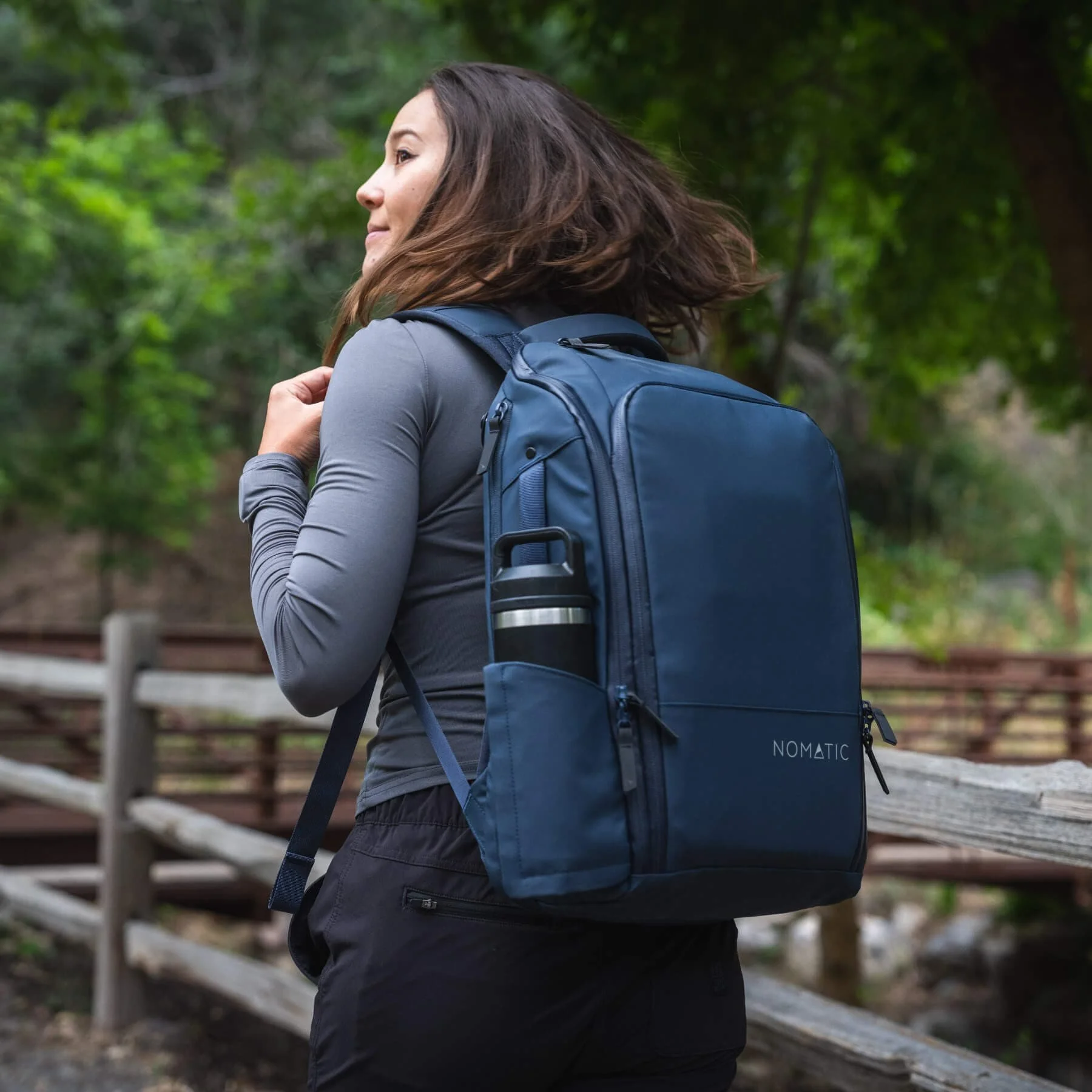 2023_10_Nomatic_Backpack20L_Graphics_Carousel_1.jpg