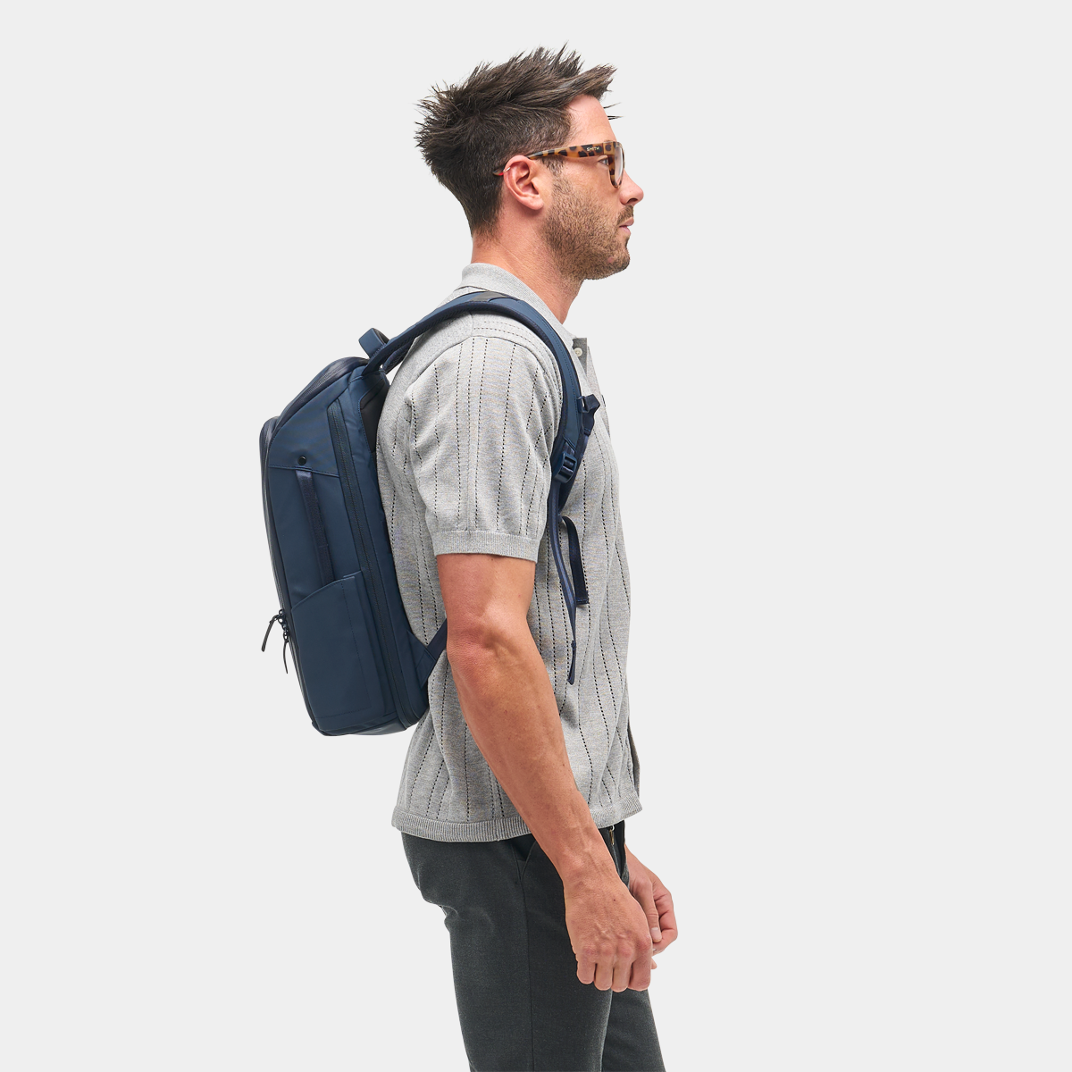 EDBK14-NVY-01_Backpack-14L_Navy_NOMATIC_OM_05.png