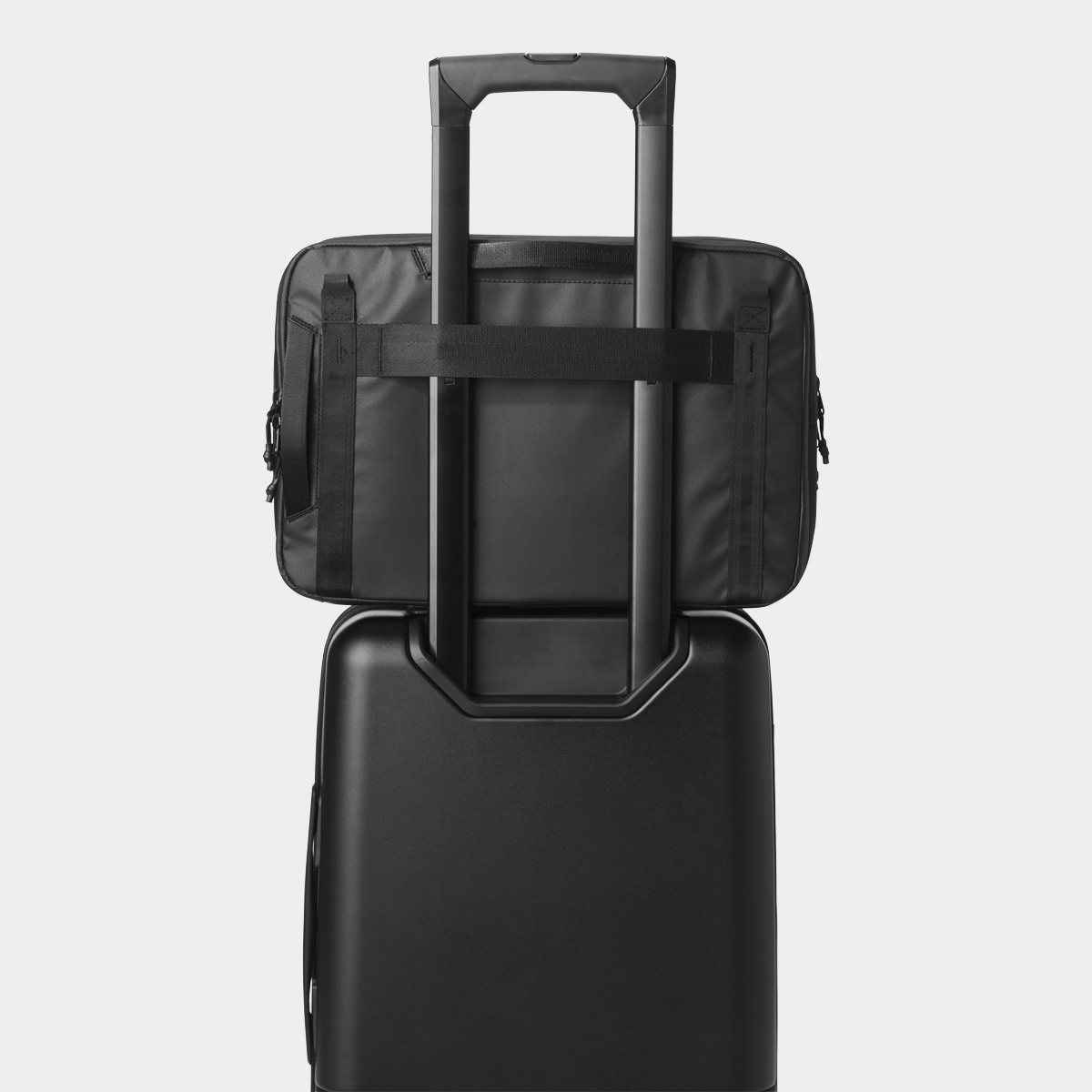 EDTC00-BLK-01_TechCase_Nomatic_Attached_Back.png