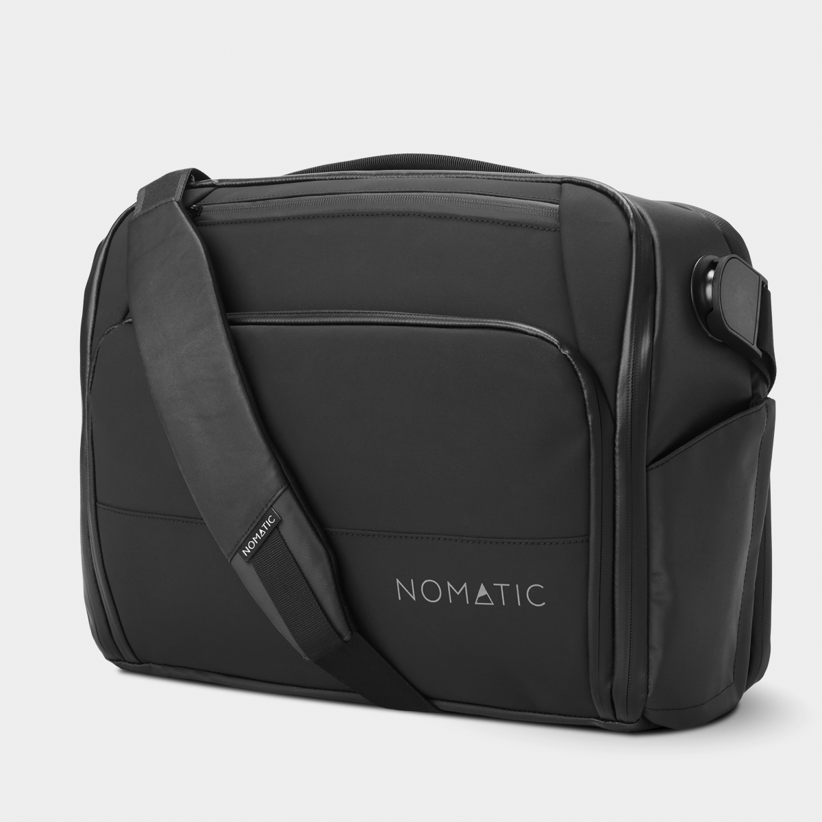 EDMB15-BLK-02_MessengerBag_Nomatic_AngleFront.png