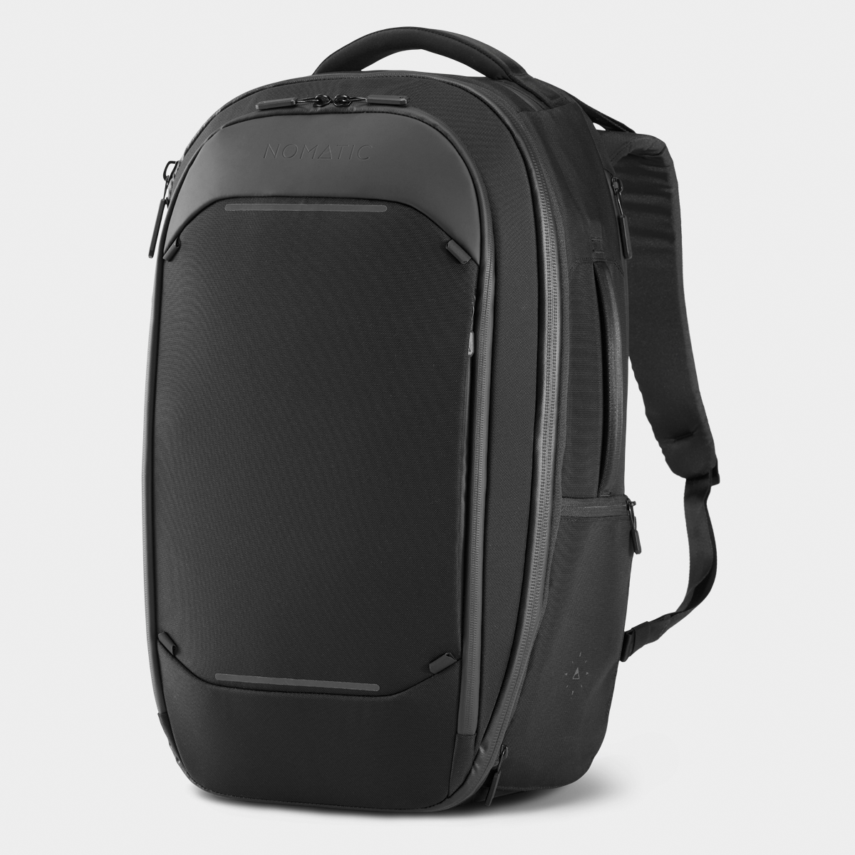 NVTP32-BLK-01_NavigatorTravelPack32L_NOMATIC_ECOMM__Black_Angle.png