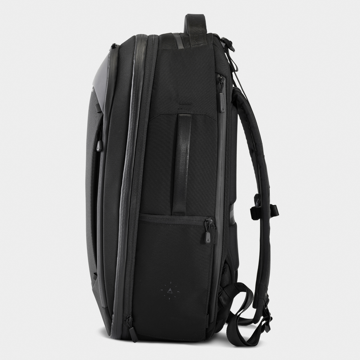 NVTP32-BLK-01_NavigatorTravelPack32L_NOMATIC_ECOMM__Black_Side.png