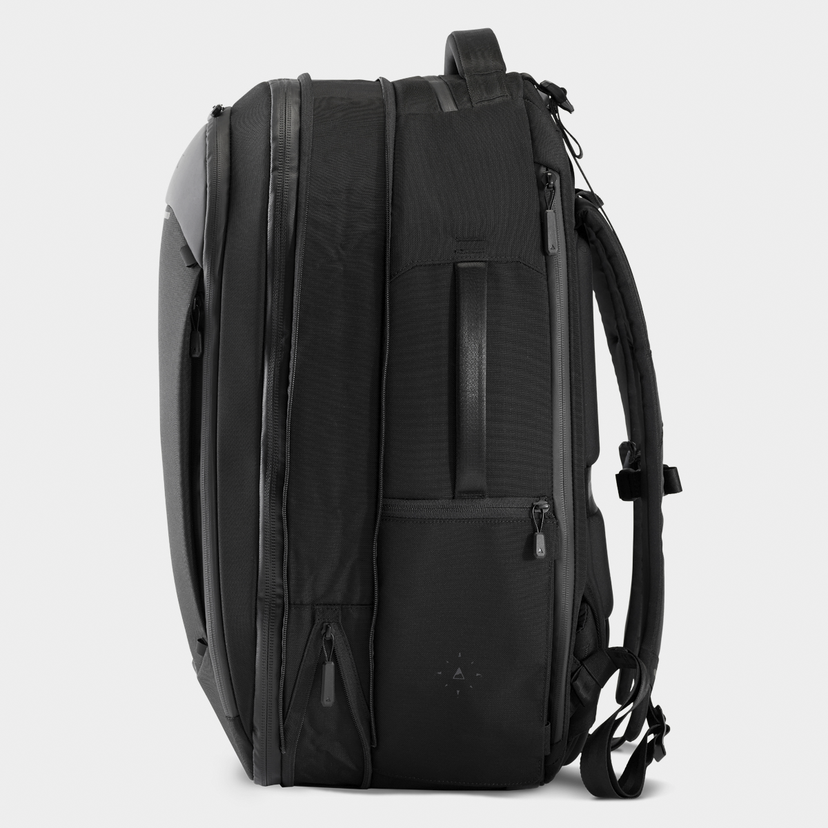 NVTP32-BLK-01_NavigatorTravelPack32L_NOMATIC_ECOMM__Black_Side_Expansion.png
