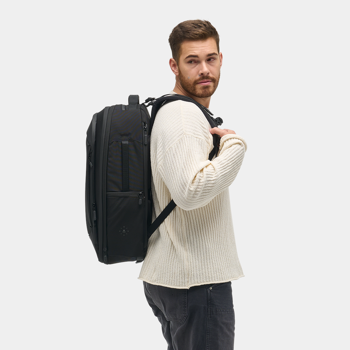 NVTP32-BLK-01_NavigatorTravelBackpack32L_BLACK_NOMATIC_OM_02_75d9dac9-1e5c-4a47-9979-cf08f42ae677.png