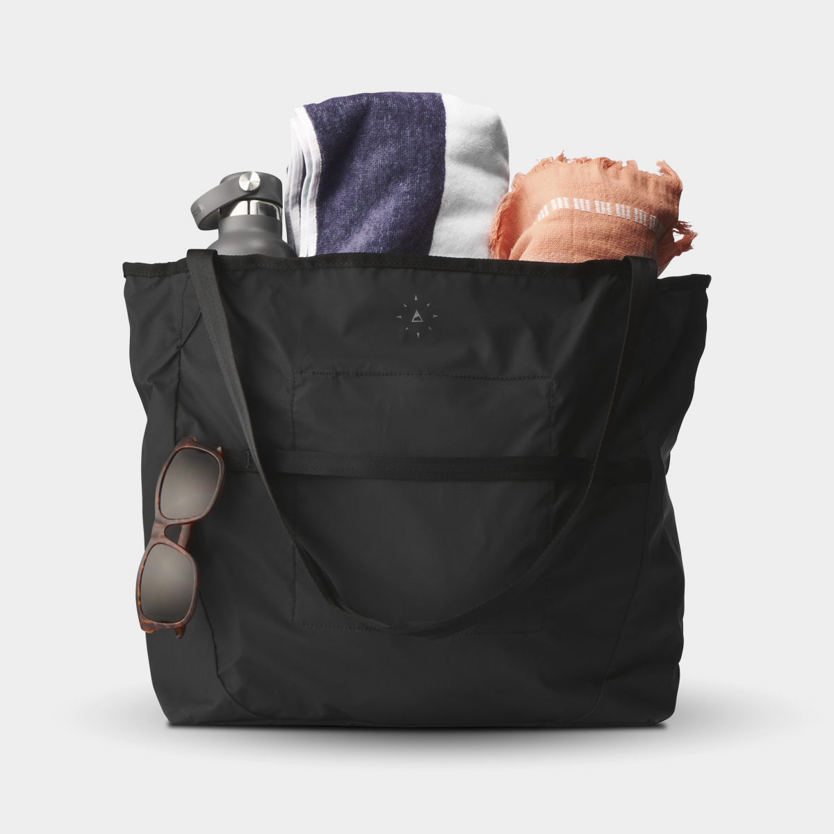 CTOT28-BLK-01_NavigatorCollapsibleTote28L_NOMATIC_ECOMM_008.png