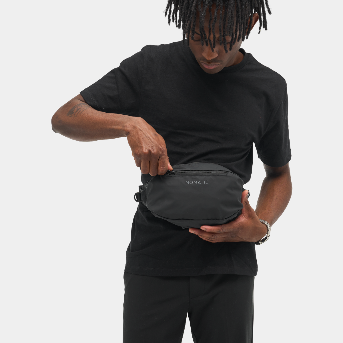 CSLIN3-BLK-01_NavigatorCollapsibleSling3L_Black_NOMATIC_OM_02.png