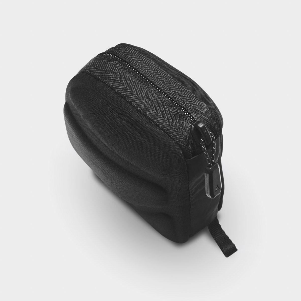 CSLIN3-BLK-01_NavigatorCollapsibleSling3L_NOMATIC_ECOMM_005.png