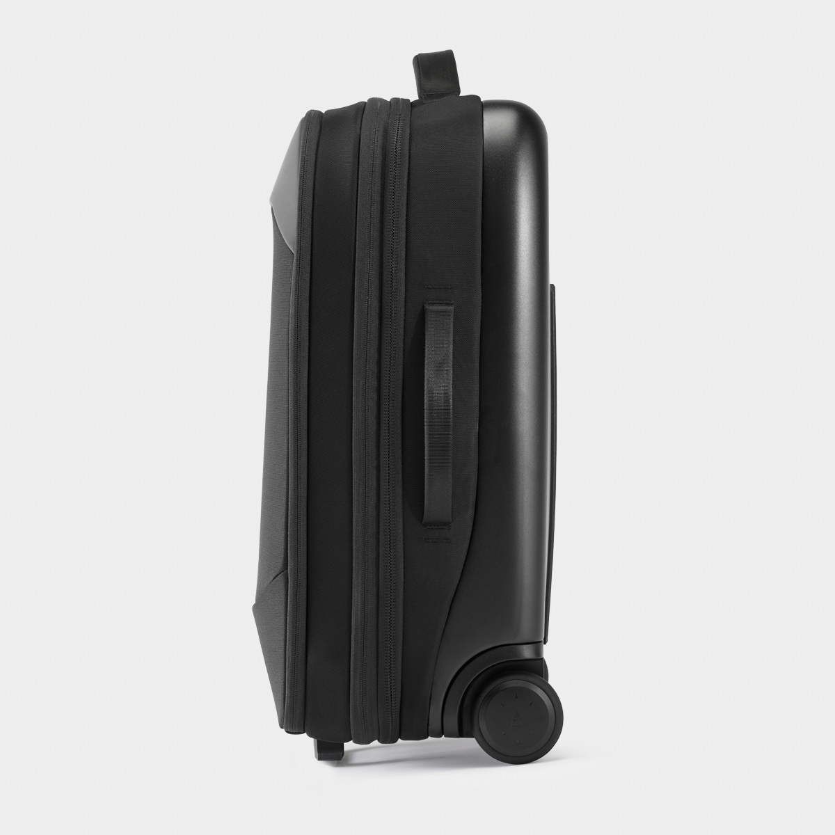 NVCO37-BLK-01_NavigatorCarry-On37L_Nomatic_Side_Black.png