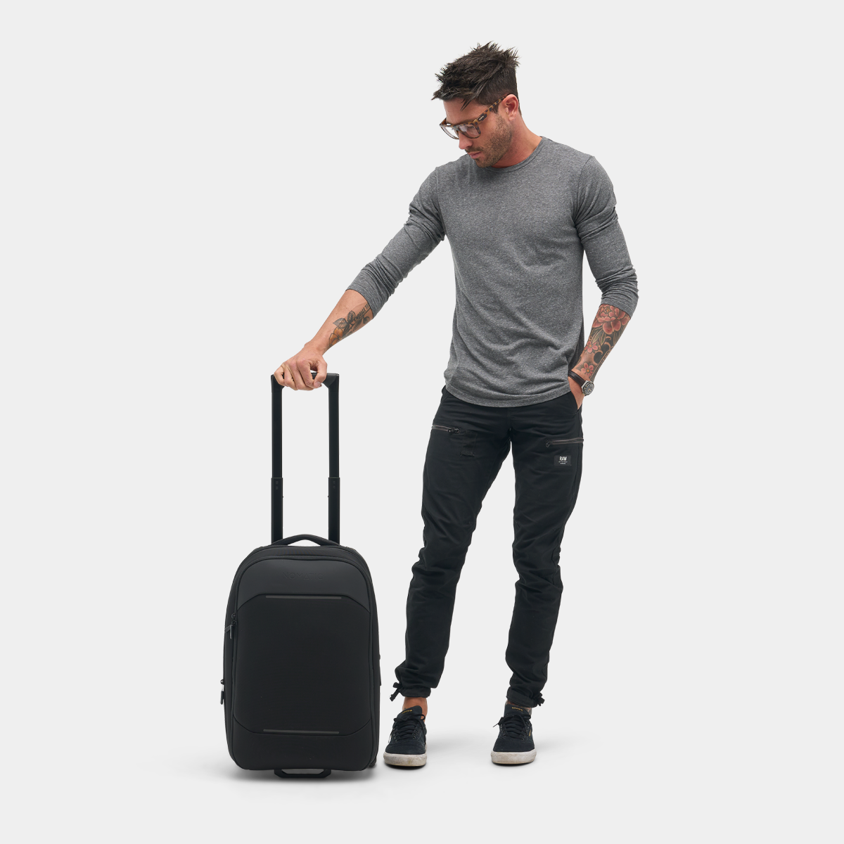 NVCO37-BLK-01_NavigatorCarry-On37L_BLACK_NOMATIC_OM_01.png