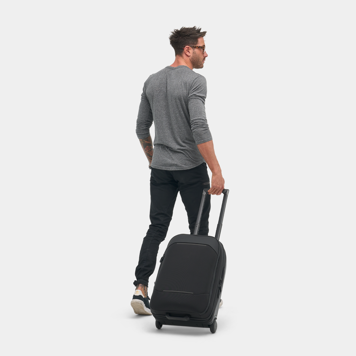 NVCO37-BLK-01_NavigatorCarry-On37L_BLACK_NOMATIC_OM_03.png