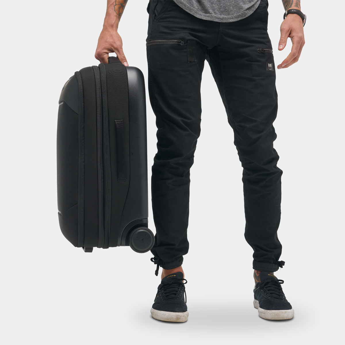 NVCO37-BLK-01_NavigatorCarry-On37L_BLACK_NOMATIC_OM_06.png