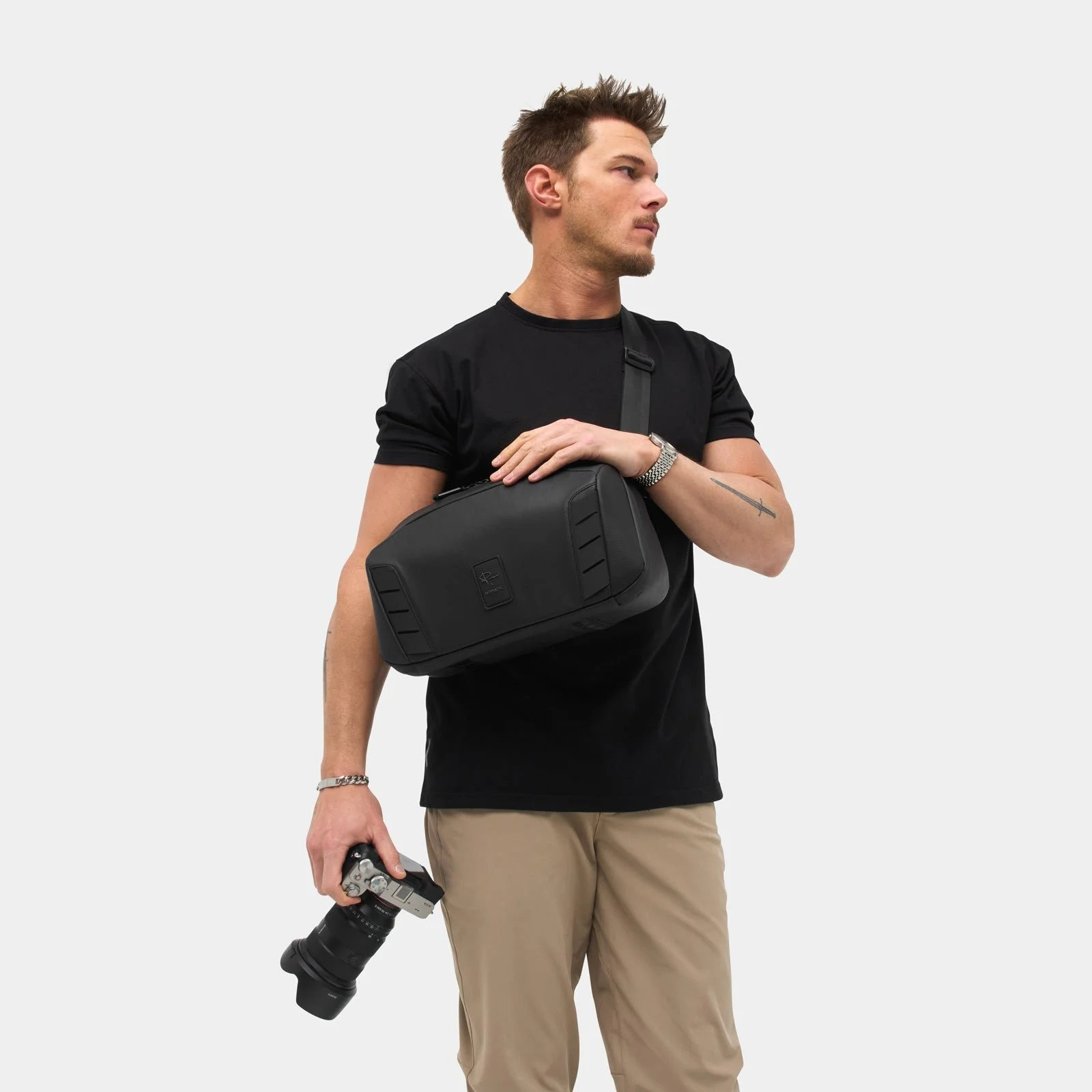 On-Model-Over-Shoulder-On-Chest-With-Camera-2-McKinnon-Sling-8L-V2_Black_NOMATIC.jpg