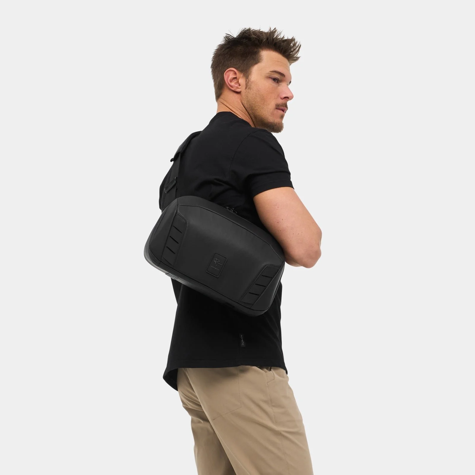 On-Model-Over-Shoulder-Front-View-McKinnon-Sling-8L-V2_Black_NOMATIC.jpg