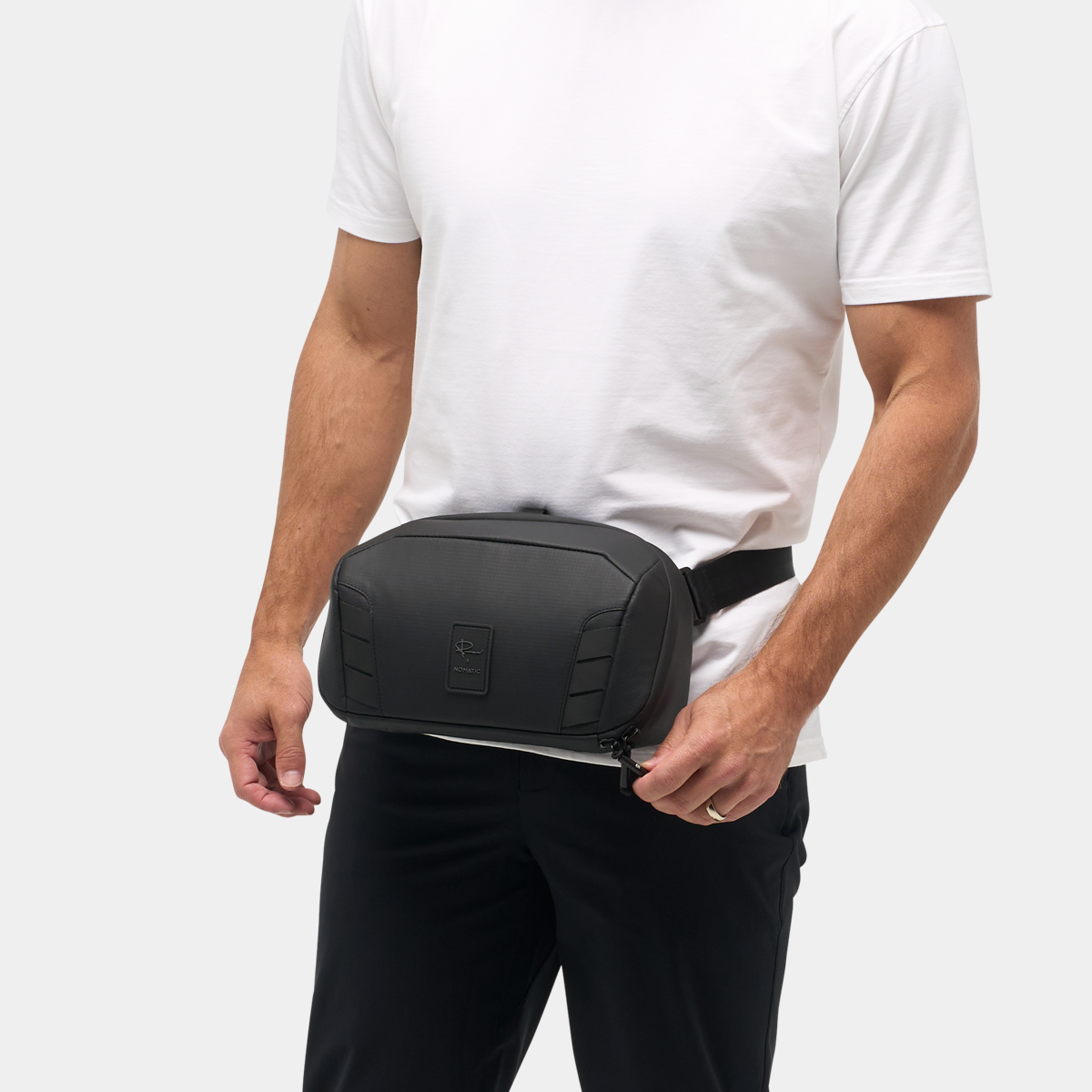 PMSL5L-BLK-01_McKinnonCameraSling5L_Black_NOMATIC_OM_05.png