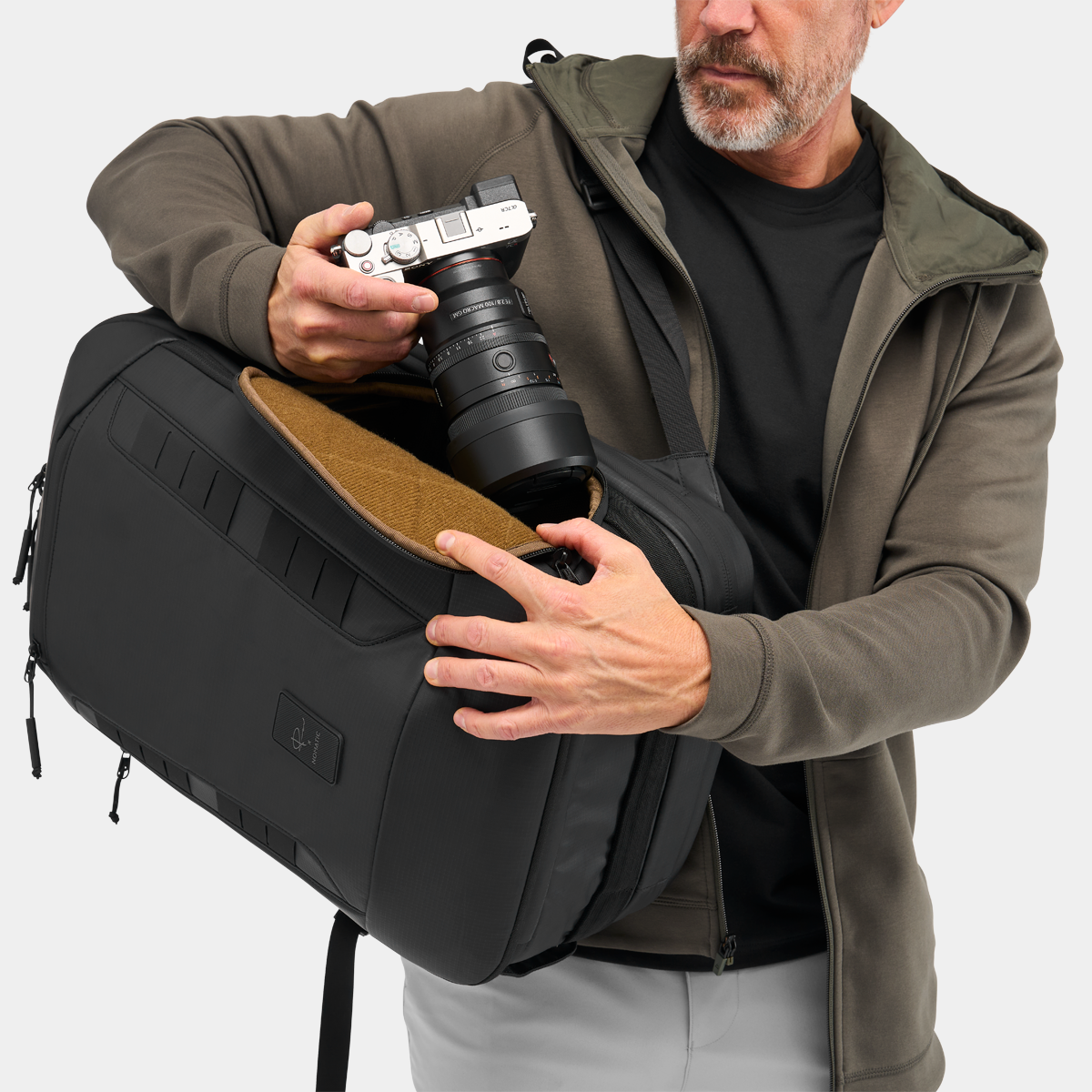 PMTP-00-BLK-02_McKinnonCameraPack35L_Black_NOMATIC_06.png