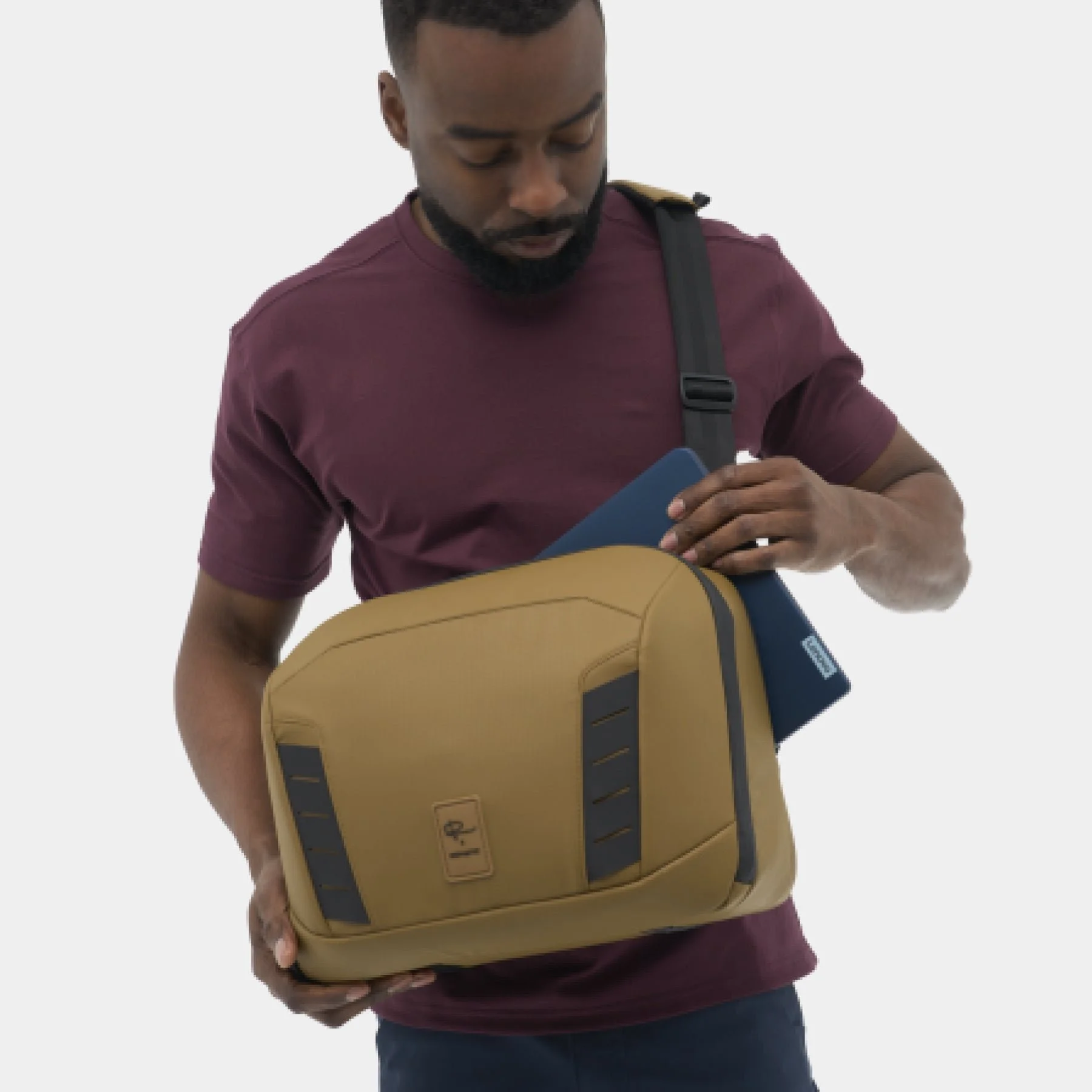 CARO30-07-ShoePocket_6a2a405a-a33a-412a-91ea-f60f438f1dc9.jpg