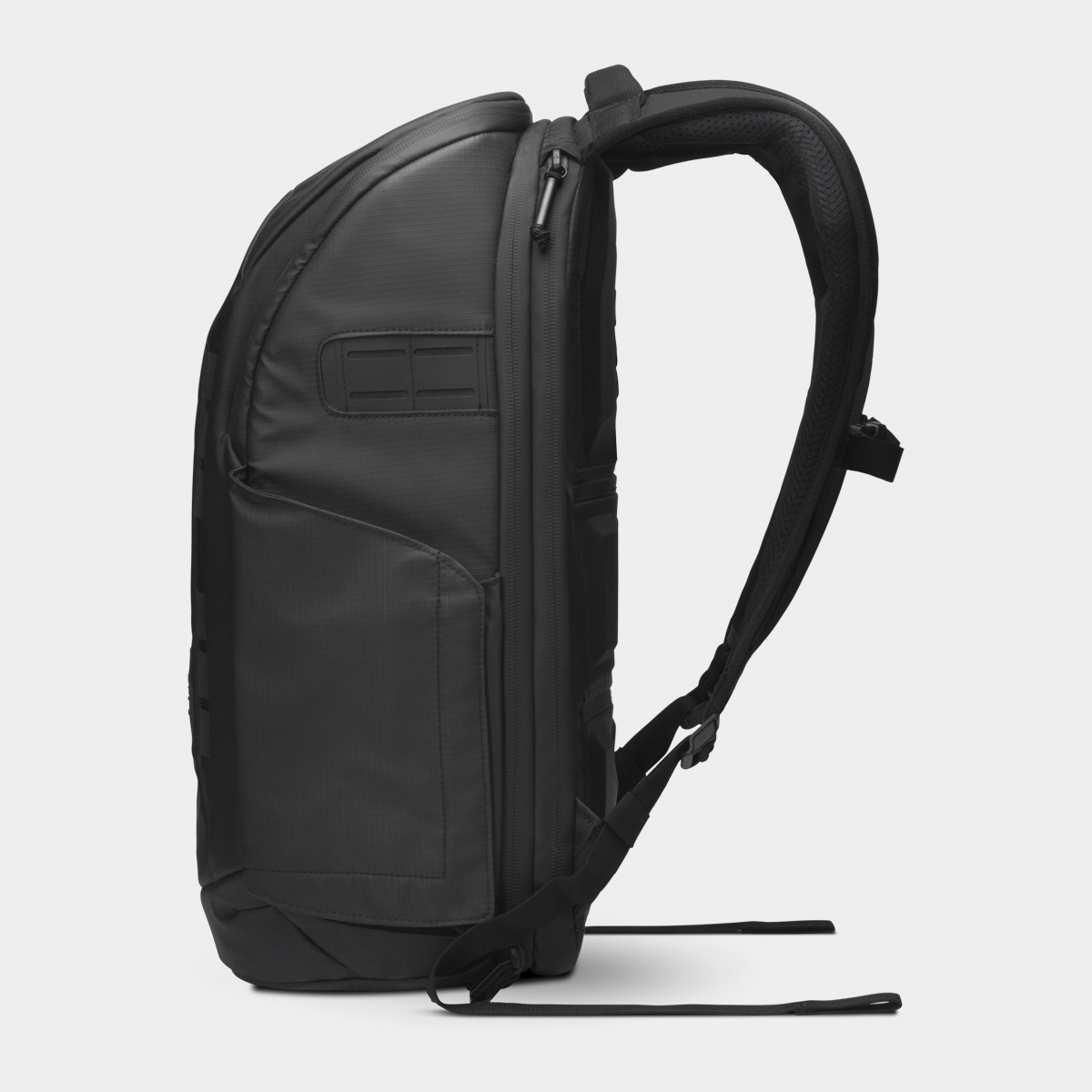 PMPLAD-BLK-01_McKinnonCameraPack25L_Ladder_Nomatic_side_1_65b8cbf5-6c41-4b20-8e73-7cb6e92be8f6.png