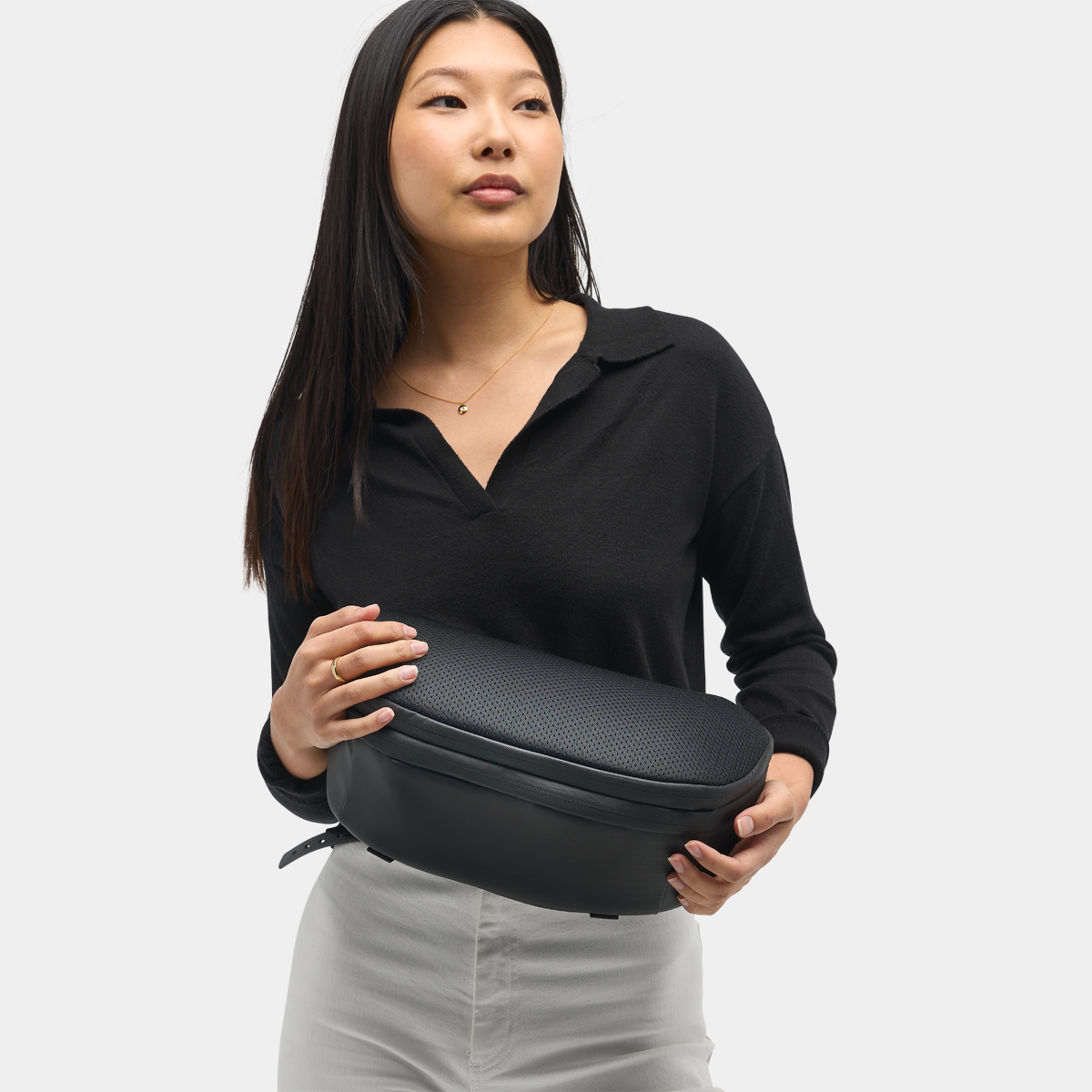 PMCP-00-BLK-01_McKinnonCubePack21L_Black_NOMATIC_OM_04.png