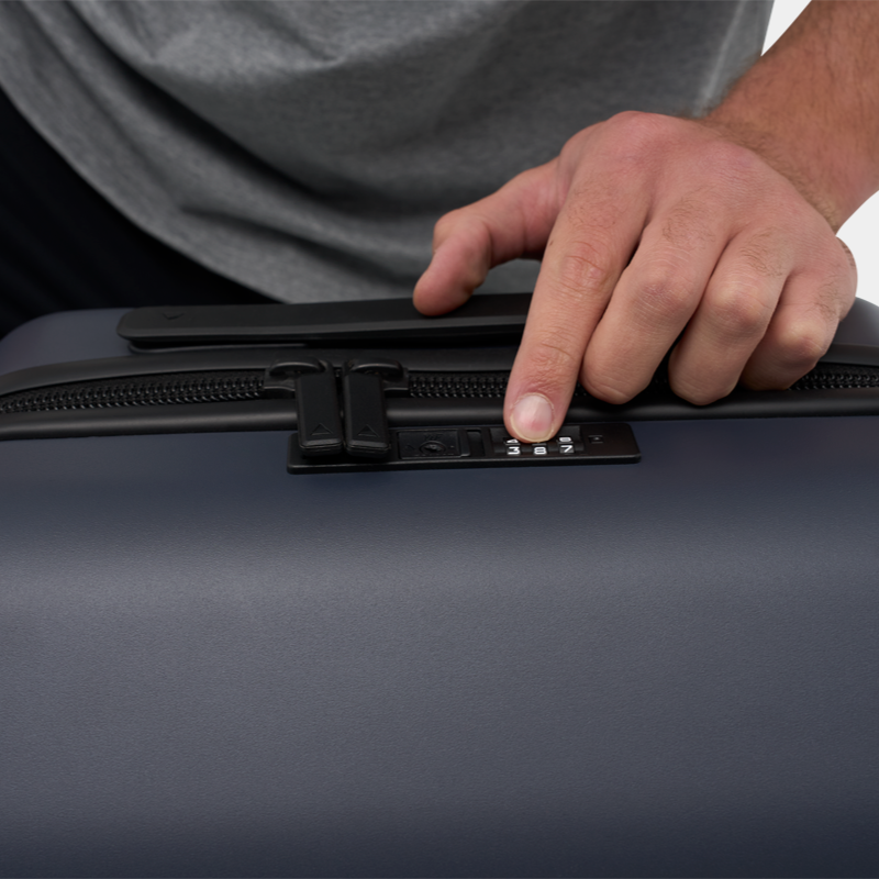 RLCNT2-NVY-01_Carry-onClassic_NAVY_NOMATIC_OM_09.png
