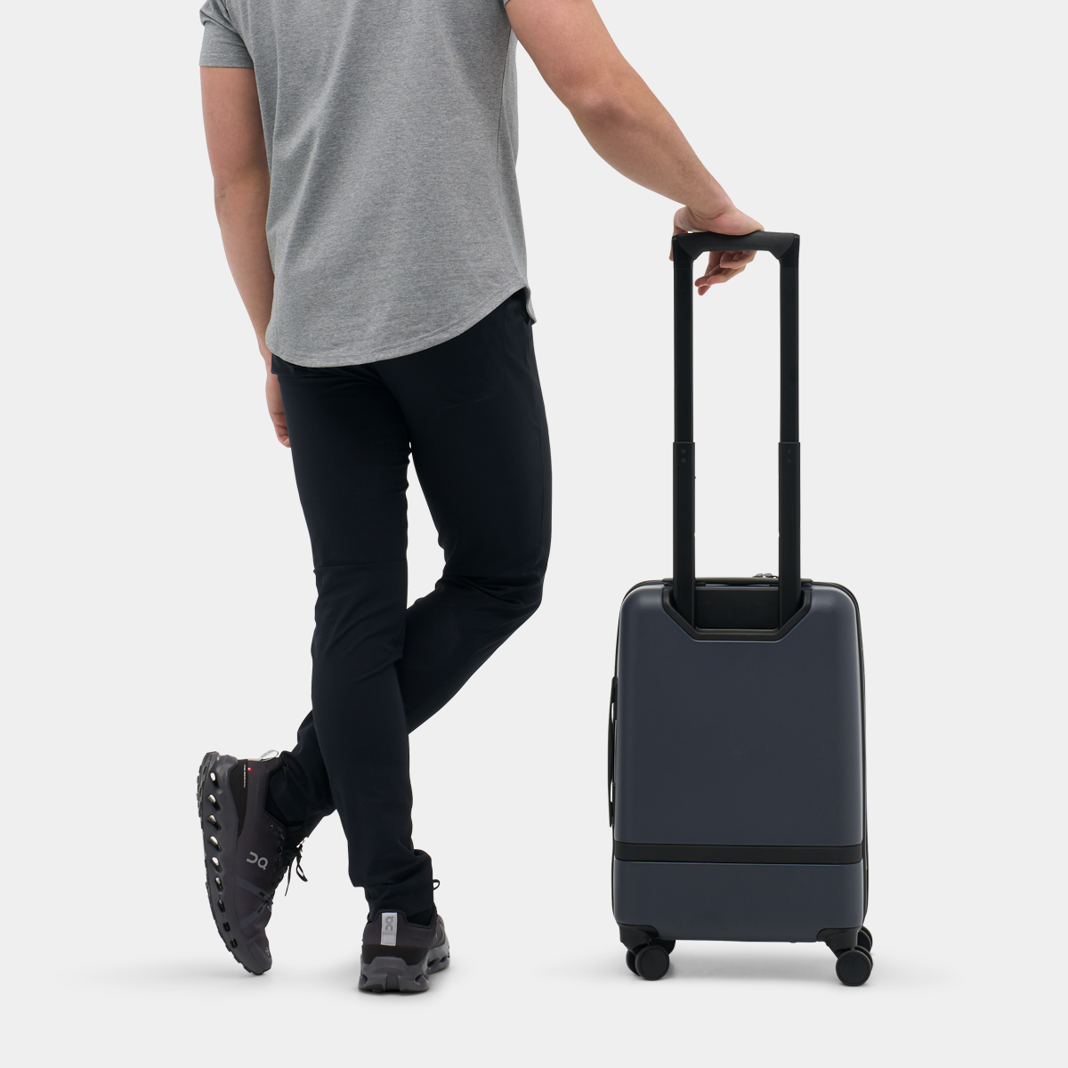 RLCNT2-NVY-01_Carry-onClassic_NAVY_NOMATIC_OM_04.png
