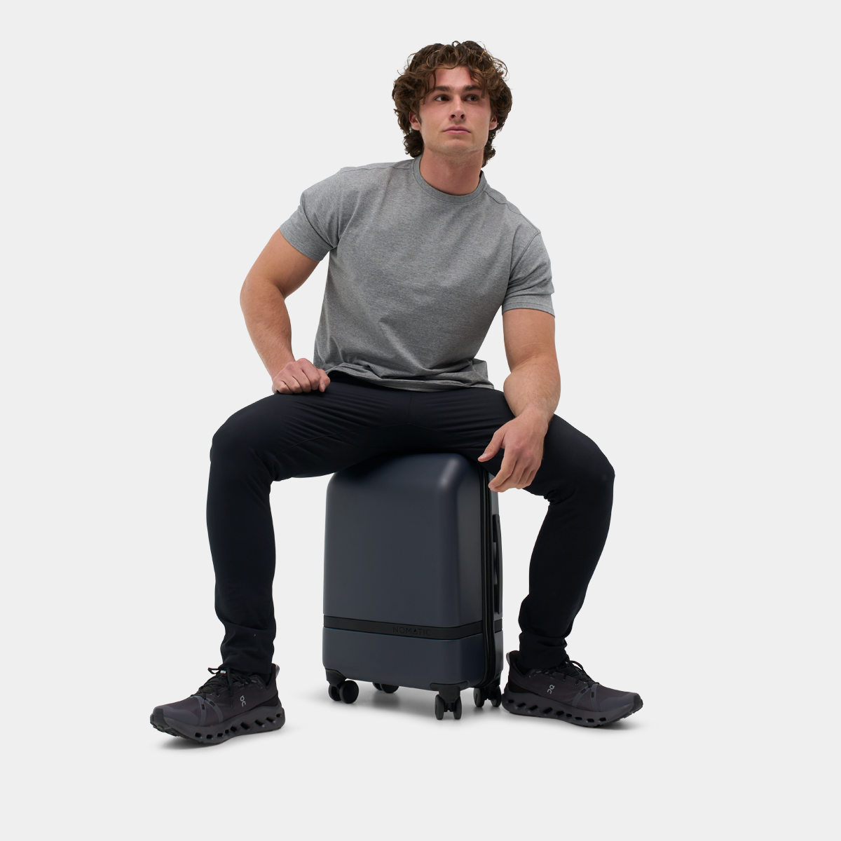 RLCNT2-NVY-01_Carry-onClassic_NAVY_NOMATIC_OM_08.png