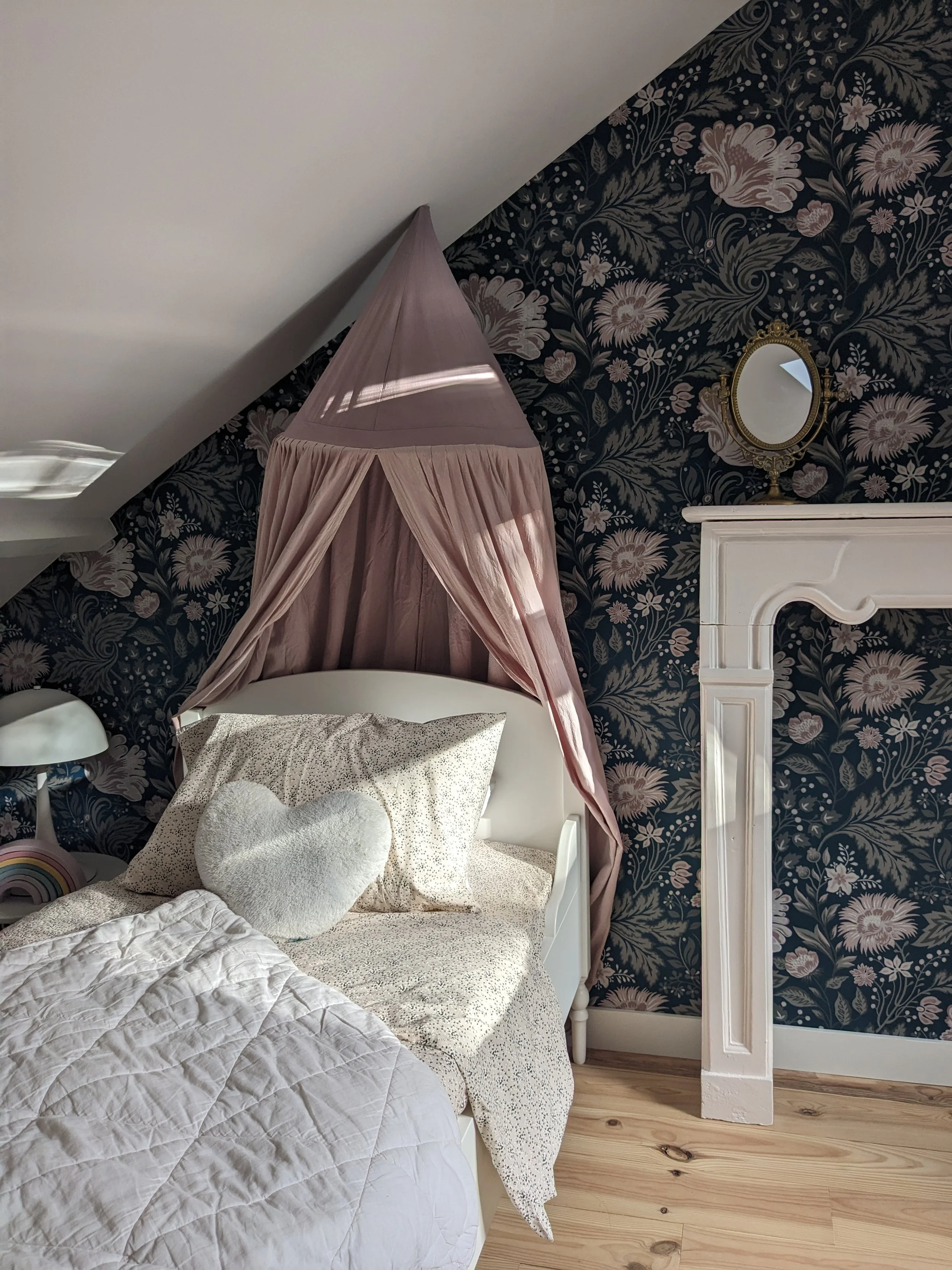 papier peint Ava Sandberg lit et ciel de lit vieux rose et cheminée