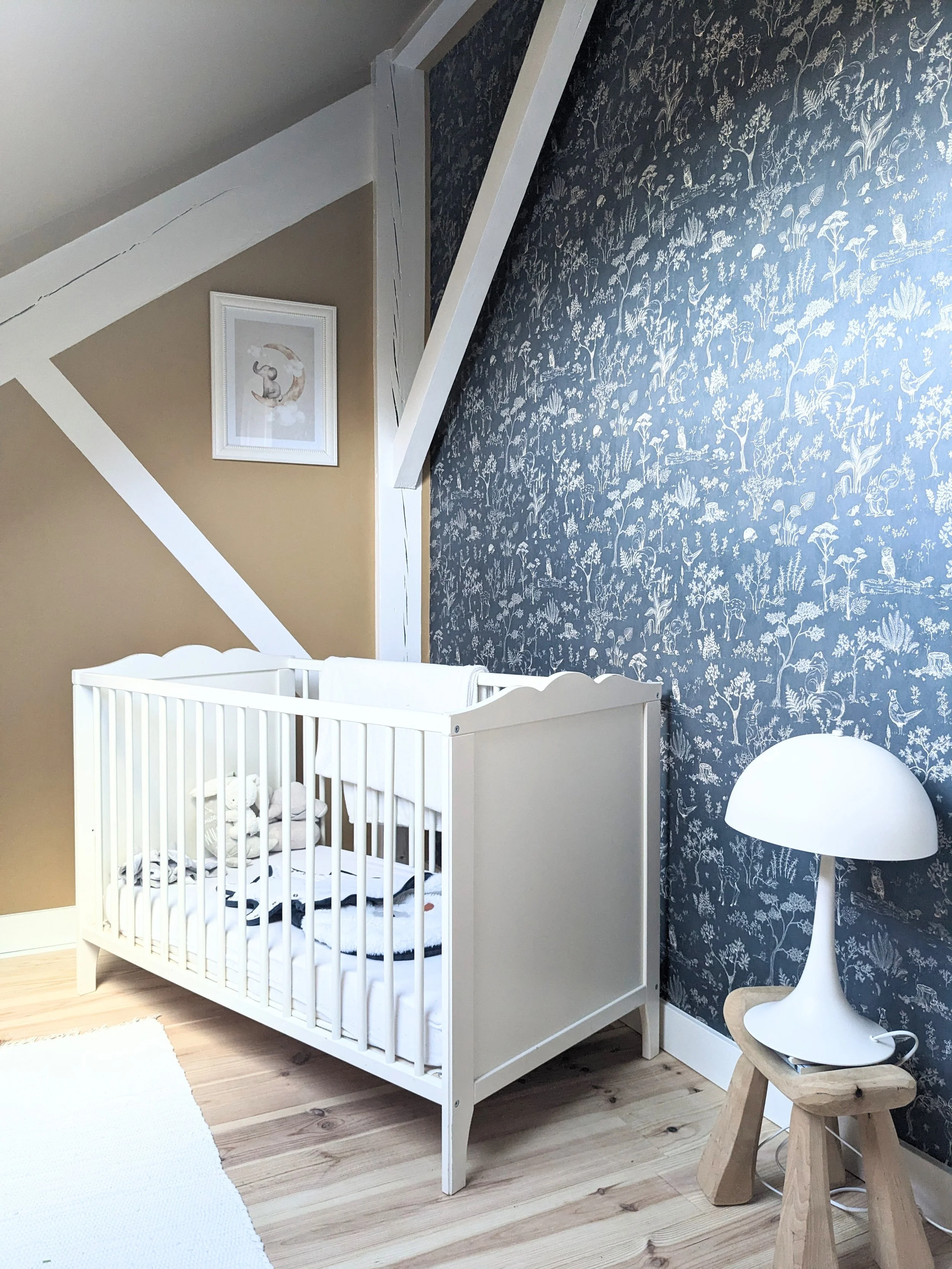 Chambre sous comble bébé garçon camel papier peint Hollie Blue Sandberg lit bébé bois