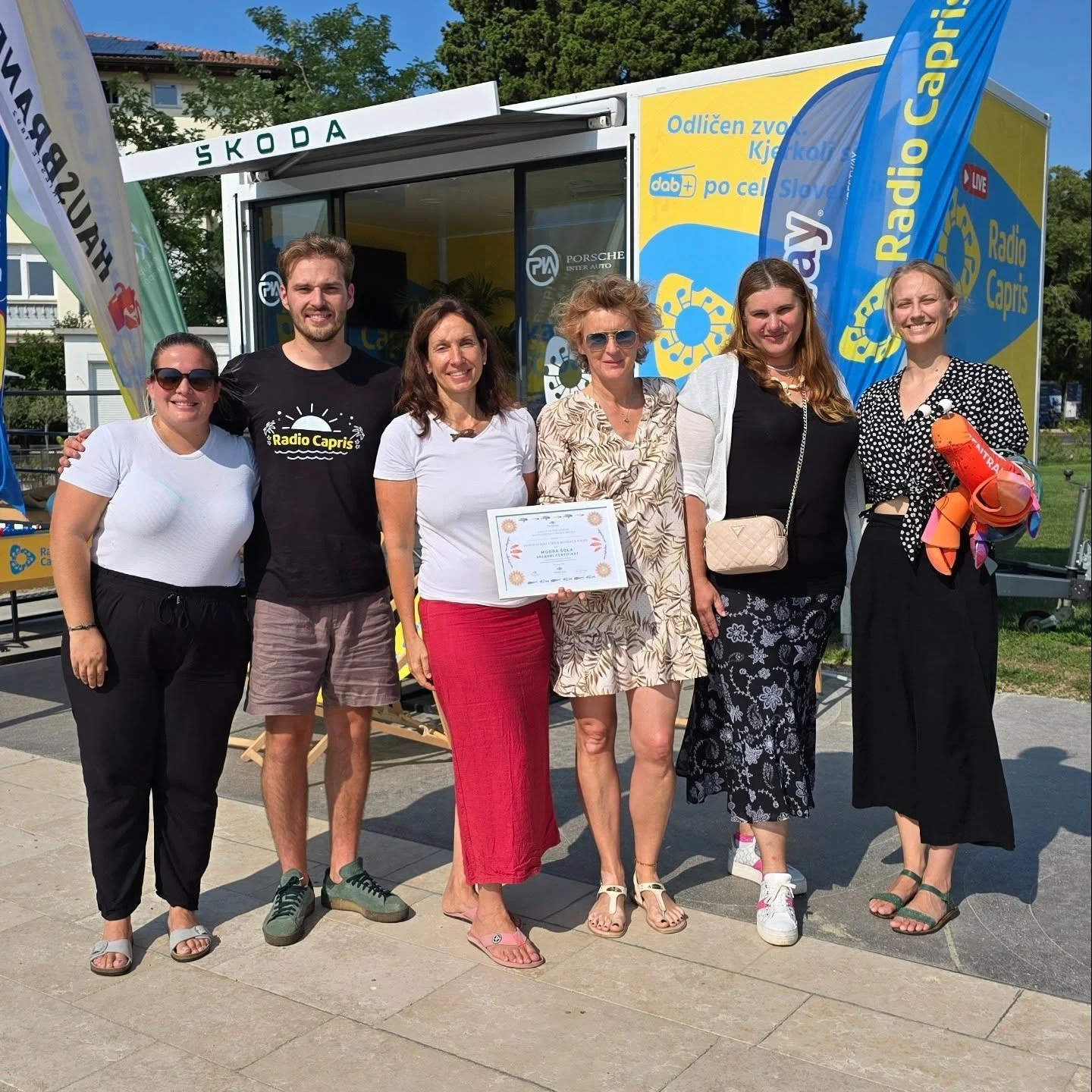Podelitev certifikata modra šola prvi Modelni ŠOLI osnovni šoli Cirila Kosmača Piran v okviru Gostovanja v mobilnem studiu Radia Capris na Centralni plaži Portorož