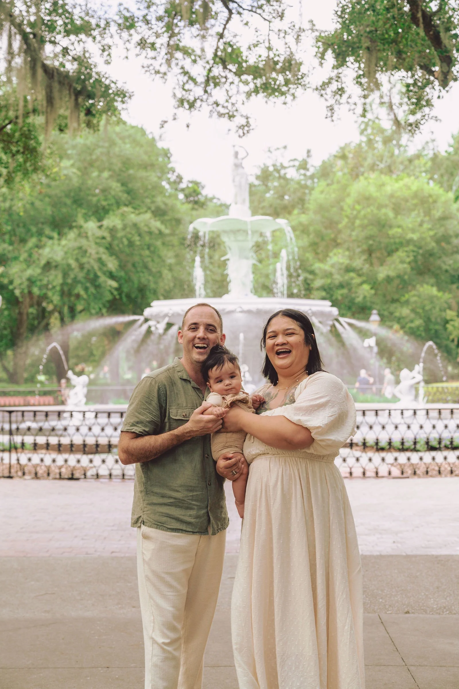 family picture photo shoot forsyth park fountain savannah ga family photographer in savannah ga.jpg