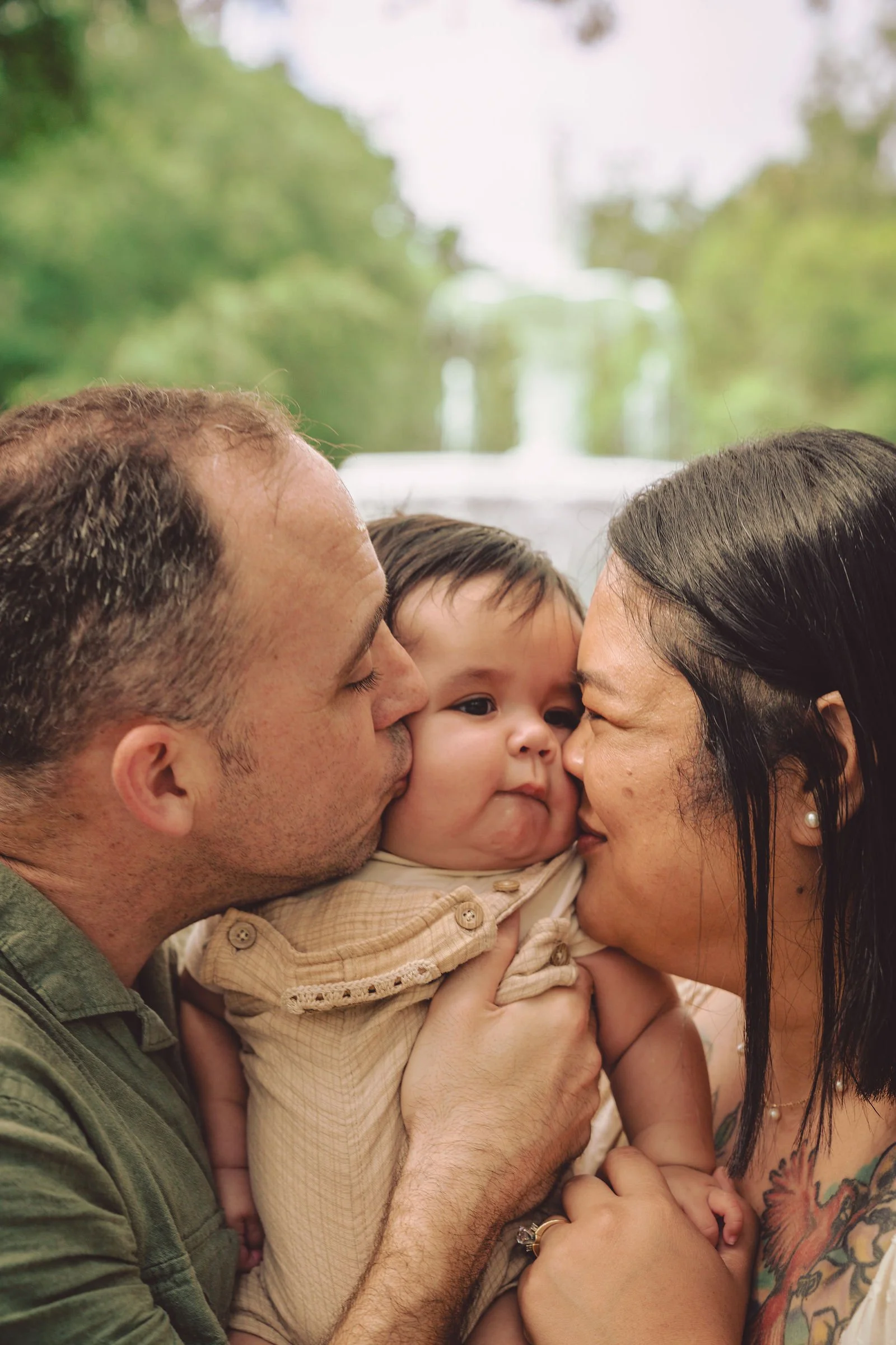 family picture photo shoot forsyth park fountain savannah ga family photographer in savannah ga.jpg