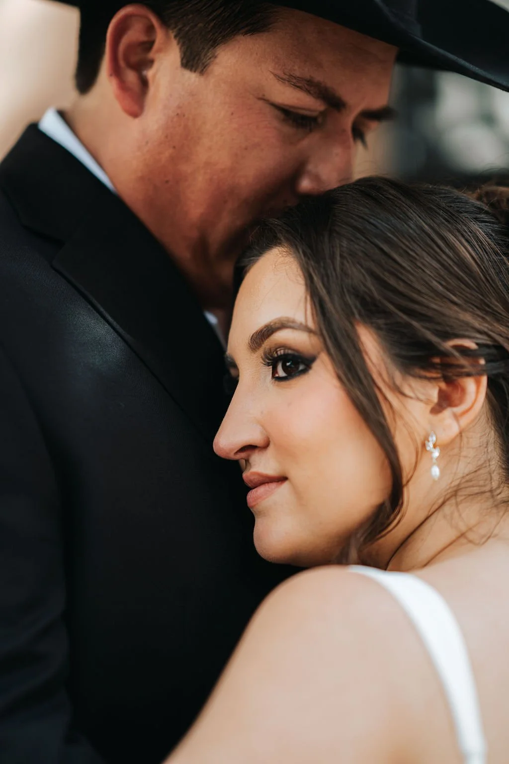 bride and groom eloping in savannah ga, romantic and timeless