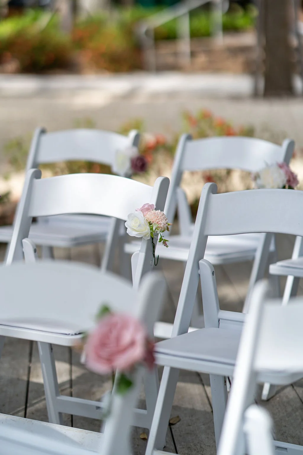 Couple portrait at Oyster Factory Park in Bluffton, South Carolina, during a 2025 wedding—capturing the waterfront beauty of the May River and the timeless Lowcountry atmosphere in an editorial, cinematic style by ARG Foto.