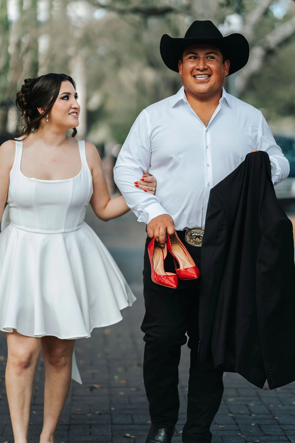 Bride and Groom eloping in savannah GA intimate and elegant