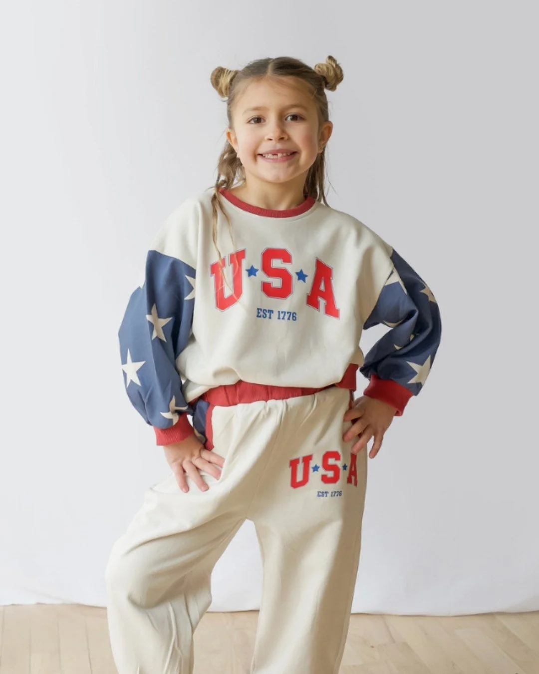 Stars, stripes, and serious comfort. This USA lounge set for littles is made for cozy days and playful moments. With a bold graphic, soft French terry fabric, and a slightly oversized fit that gives them room to move (and grow).

🇺🇸 Drop shoulder s
