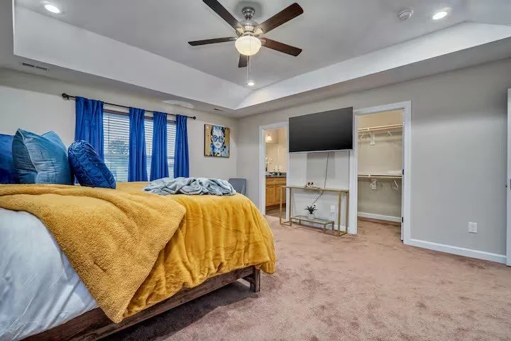 AIRBNB : Luxury 5 Bed 3 Bath Modern Home Waterside Downtown