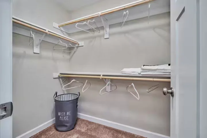 AIRBNB : Luxury 5 Bed 3 Bath Modern Home Waterside Downtown