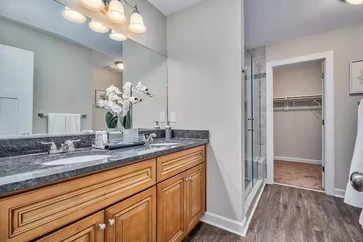 AIRBNB : Luxury 5 Bed 3 Bath Modern Home Waterside Downtown