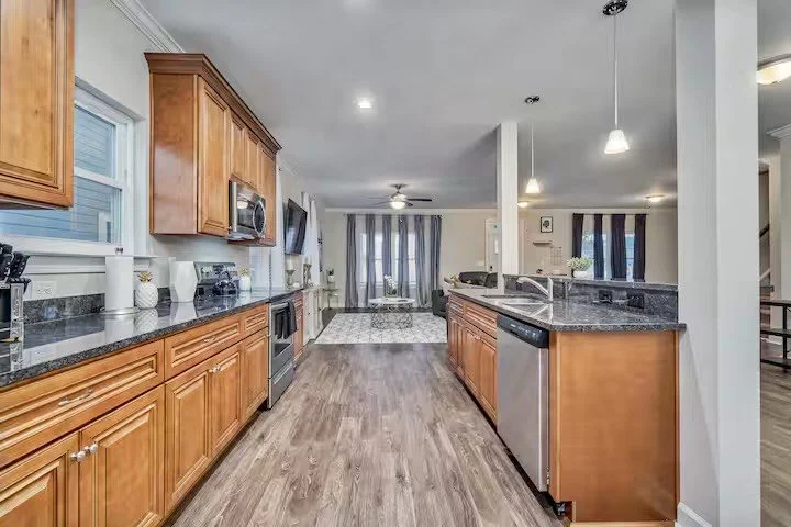 AIRBNB : Luxury 5 Bed 3 Bath Modern Home Waterside Downtown