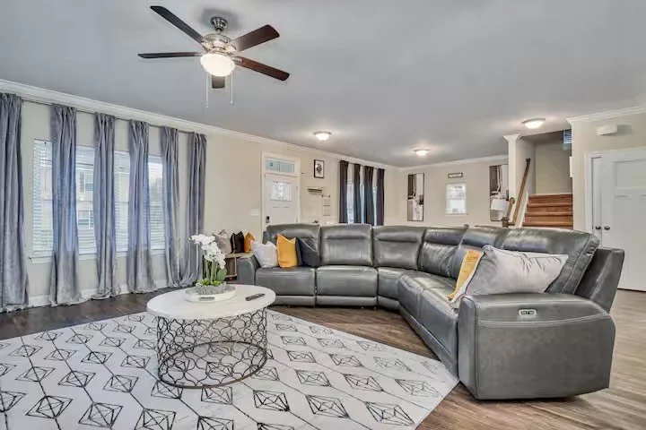 AIRBNB : Luxury 5 Bed 3 Bath Modern Home Waterside Downtown