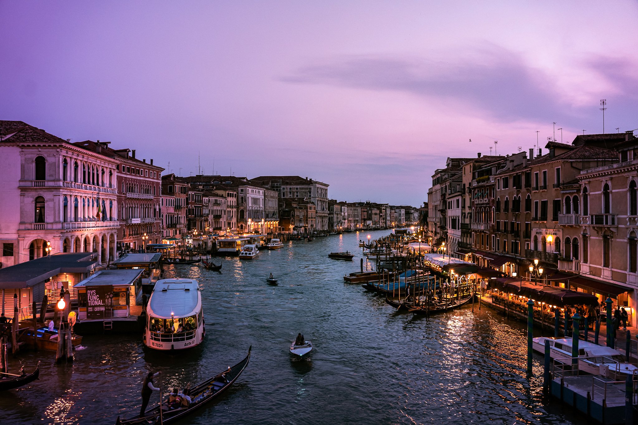 &Pi;&alpha;&nu;&delta;&alpha;&iota;&sigma;ί&alpha; &Chi;&rho;&omega;&mu;ά&tau;&omega;&nu; &kappa;ά&tau;&omega; &alpha;&pi;&omicron; &tau;&omicron; &Mu;&alpha;&gamma;&iota;&kappa;ό &Phi;&omega;&sigmaf; &tau;&omicron;&upsilon; &Delta;&epsilon;&iota;&la