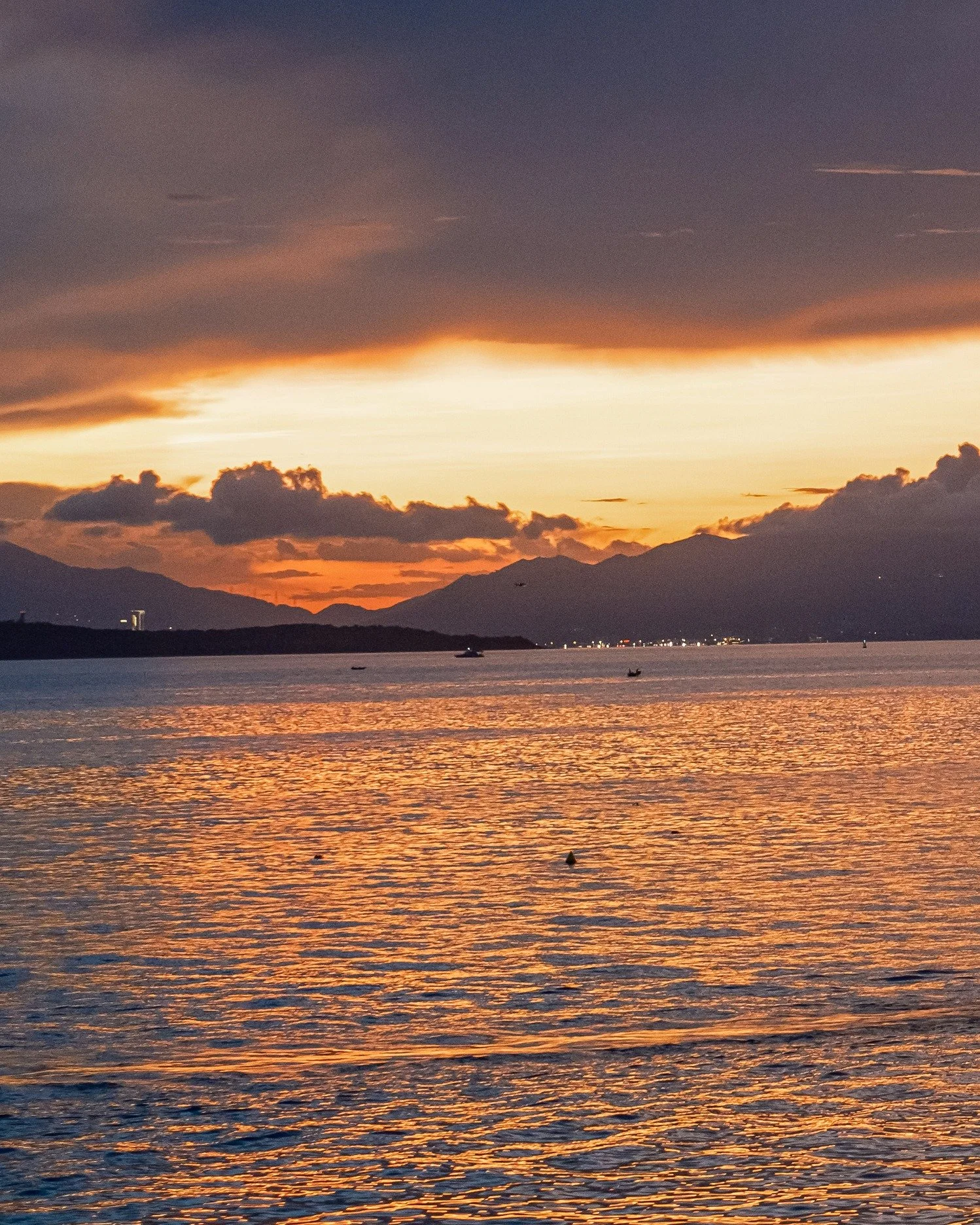&Mu;ί&alpha; &epsilon;&iota;&kappa;ό&nu;&alpha; &iota;&sigma;&omicron;ύ&tau;&alpha;&iota; &mu;&epsilon; &chi;ί&lambda;&iota;&epsilon;&sigmaf; &lambda;έ&xi;&epsilon;&iota;&sigmaf; &lambda;έ&nu;&epsilon; &kappa;&alpha;&iota; έ&chi;&omicron;&upsilon;&nu