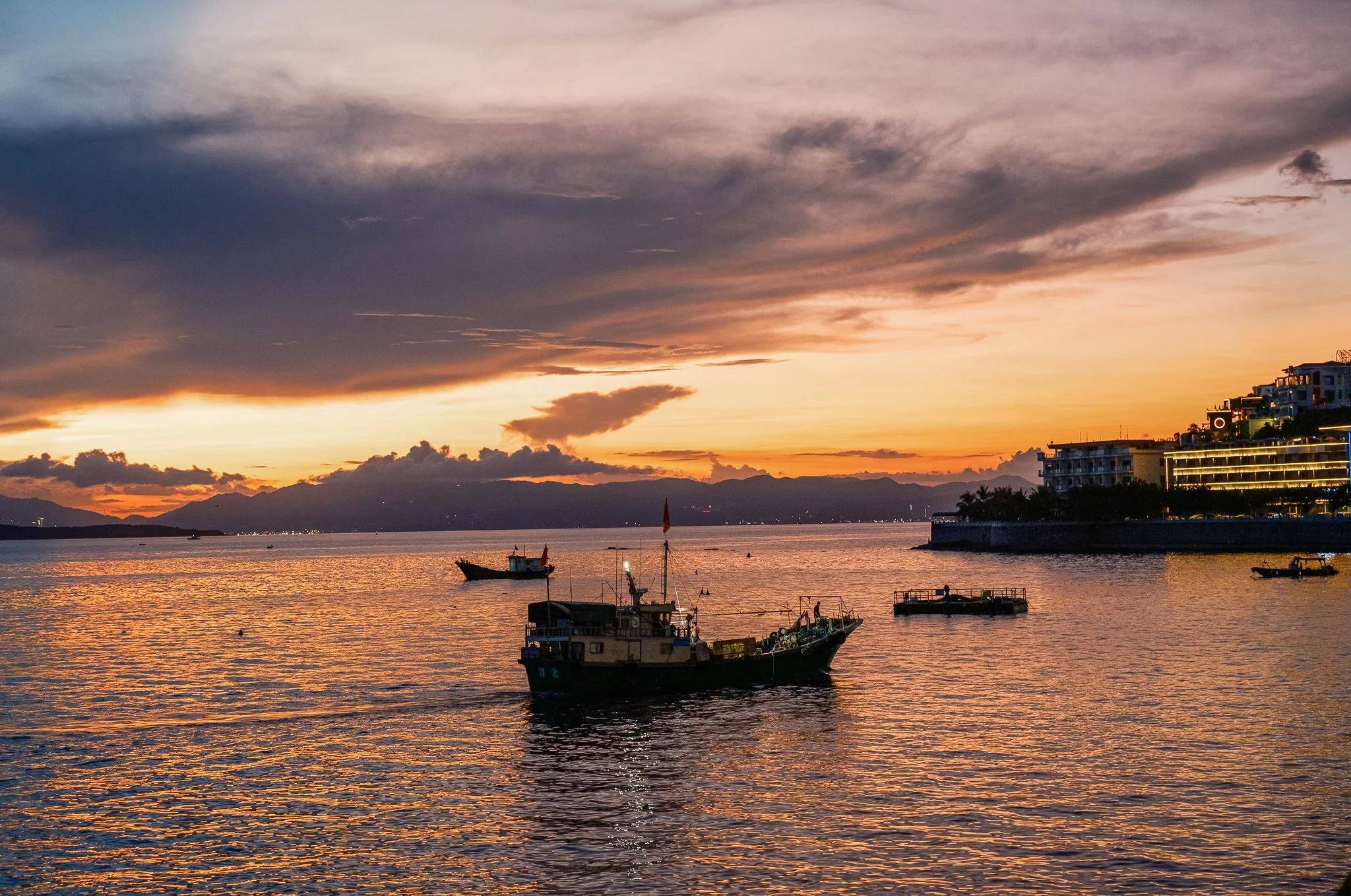 &Chi;&rho;ώ&mu;&alpha;&tau;&alpha; &tau;&omicron;&upsilon; &Delta;&epsilon;&iota;&lambda;&iota;&nu;&omicron;ύ: &Tau;ό&sigma;&omicron; &Phi;&omega;&tau;&epsilon;&iota;&nu;ά &alpha;&lambda;&lambda;ά &kappa;&alpha;&iota; &tau;ό&sigma;&omicron; &Sigma;&k